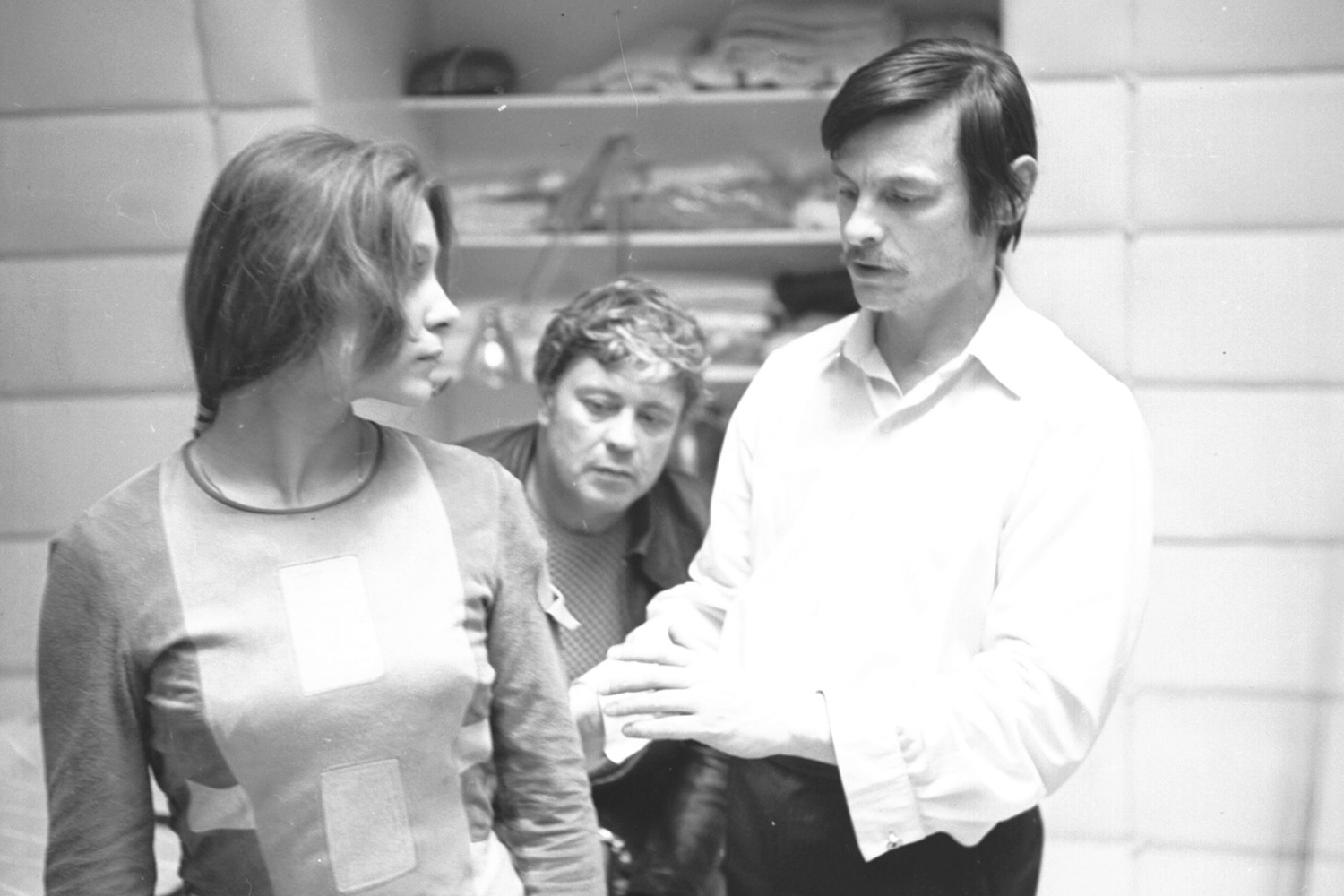 Исторический полет Юрия Гагарина придал импульс не только советской науке, но и искусству. В отличие от ранних картин на эту тему экранизация романа Станислава Лема «Солярис», снятая Андреем Тарковским в 1972 г., сместила акцент с технологического восхищения на этические и психологические дилеммы контакта с неизвестным. В честь 65-летия выхода первого человека на орбиту «Ведомости» и телеканал «Мосфильм. Золотая коллекция» представляют кадры создания одного из главных научно-фантастических фильмов о космосе.Тарковский получил предложение экранизировать роман Лема от «Мосфильма» в 1968 г. Режиссер приступил к работе над сценарием совместно с Фридрихом Горенштейном. В октябре 1969 г. польский писатель приехал в Советский Союз и встретился с Тарковским, высказав тому замечания относительно будущей картины, в том числе по поводу трактовки своего произведения. В результате кинематографист сократил число сцен, действие которых разворачивается на Земле, а также полностью исключил придуманную им сюжетную линию Марии, жены Криса Кельвина, которая отсутствовала в литературном первоисточнике.На фото: Наталья Бондарчук (Хари), Донатас Банионис (Крис Кельвин) и Андрей Тарковский на съемочной площадке фильма «Солярис».