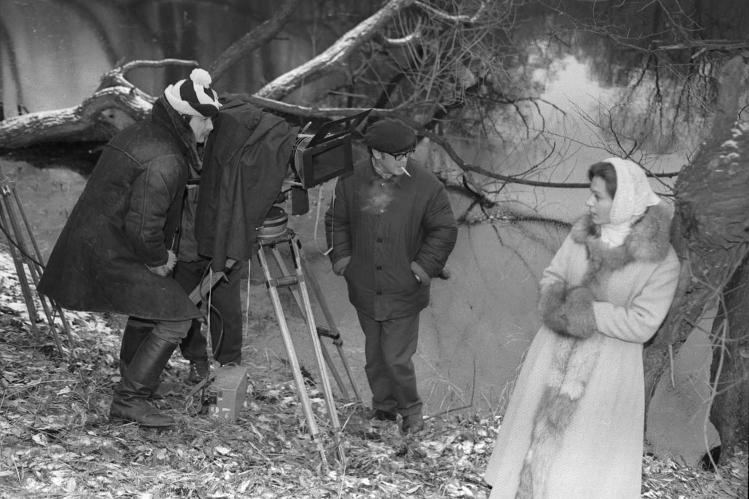 На роль Хари рассматривалось несколько исполнительниц, в том числе Маргарита Терехова, Алла Демидова и Ирма Рауш – первая супруга Андрея Тарковского. Пробы 20-летней Натальи Бондарчук не удовлетворили режиссера, но он порекомендовал начинающую артистку Ларисе Шепитько для съемок в драме «Ты и я». Картина вышла на экраны, когда поиск подходящей актрисы для «Соляриса» еще продолжался. Увидев Бондарчук в роли героини, пережившей внутренний кризис, Тарковский был поражен трансформацией ее образа и вскоре утвердил актрису в своем фильме.На фото: Андрей Тарковский (за камерой) и Наталья Бондарчук.