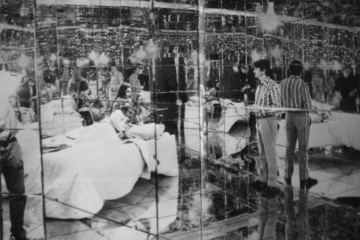 Сложные и масштабные декорации орбитальной научной станции «Солярис» разрабатывались мастерами «Мосфильма» совместно с сотрудниками Всесоюзного института легких сплавов. Среди созданных элементов выделялась уникальная зеркальная комната, в которой отсняли сцену с Хари и Крисом. Впоследствии Тарковский вырезал этот эпизод из финальной версии фильма. Считается, что режиссер посчитал декорацию выпадающей из общей стилистики картины. На фото: Донатас Банионис (Крис Кельвин), Наталья Бондарчук (Хари) и Андрей Тарковский в зеркальных декорациях.