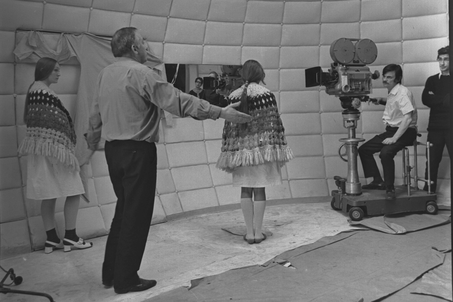 Тарковский и художник по костюмам Нэлли Фомина сознательно отказались от идеи придумывать футуристические костюмы для героев фильма, поскольку через несколько лет любые подобные фантазии могут устареть и выглядеть нелепо. Вместо этого создатели сделали ставку на максимальную достоверность – все персонажи одеты в привычную «земную» одежду, которая не отвлекает зрителя от содержания и не создает ложного ощущения «будущности». Столь же сдержанно выглядит и космическое обмундирование. Для его пошива использовались лишь отдельные элементы настоящих космических комбинезонов.На фото: актрисы Ольга Барнет и Наталья Бондарчук, оператор Вадим Юсов и режиссер Андрей Тарковский.