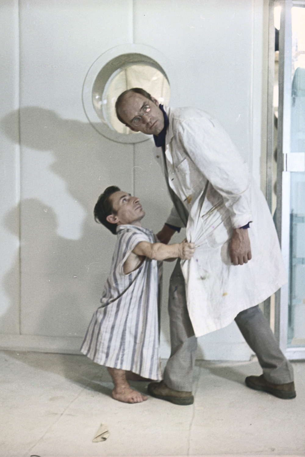 Подбирая актеров, Тарковский стремился добиться максимального сходства с литературными персонажами. Довольно быстро были утверждены ключевые исполнители: Донатас Банионис в роли Криса Кельвина, Юри Ярвет в образе Снаута и Анатолий Солоницын, сыгравший Сарториуса (ранее снимался в «Андрее Рублеве»). Несмотря на замечание Лема, в картине осталась линия родителей Кельвина, которой нет в литературном первоисточнике. На роли были приглашены Ольга Барнет и Николай Гринько. Их сцены подчеркнули мотив ностальгии по дому. Еще одним отличием от книги стали образы некоторых «гостей» орбитальной научной станции «Солярис» – фантомов, созданных океаном планеты на основе воспоминаний экипажа. Например, «гость» Сарториуса в фильме предстает в виде карлика в пижаме, тогда как в произведении Лема описывался скорее как ребенок в золотистой шляпке. На фото: Анатолий Солоницын (Сарториус) и «гость» в исполнении Симона Бернштейна. 