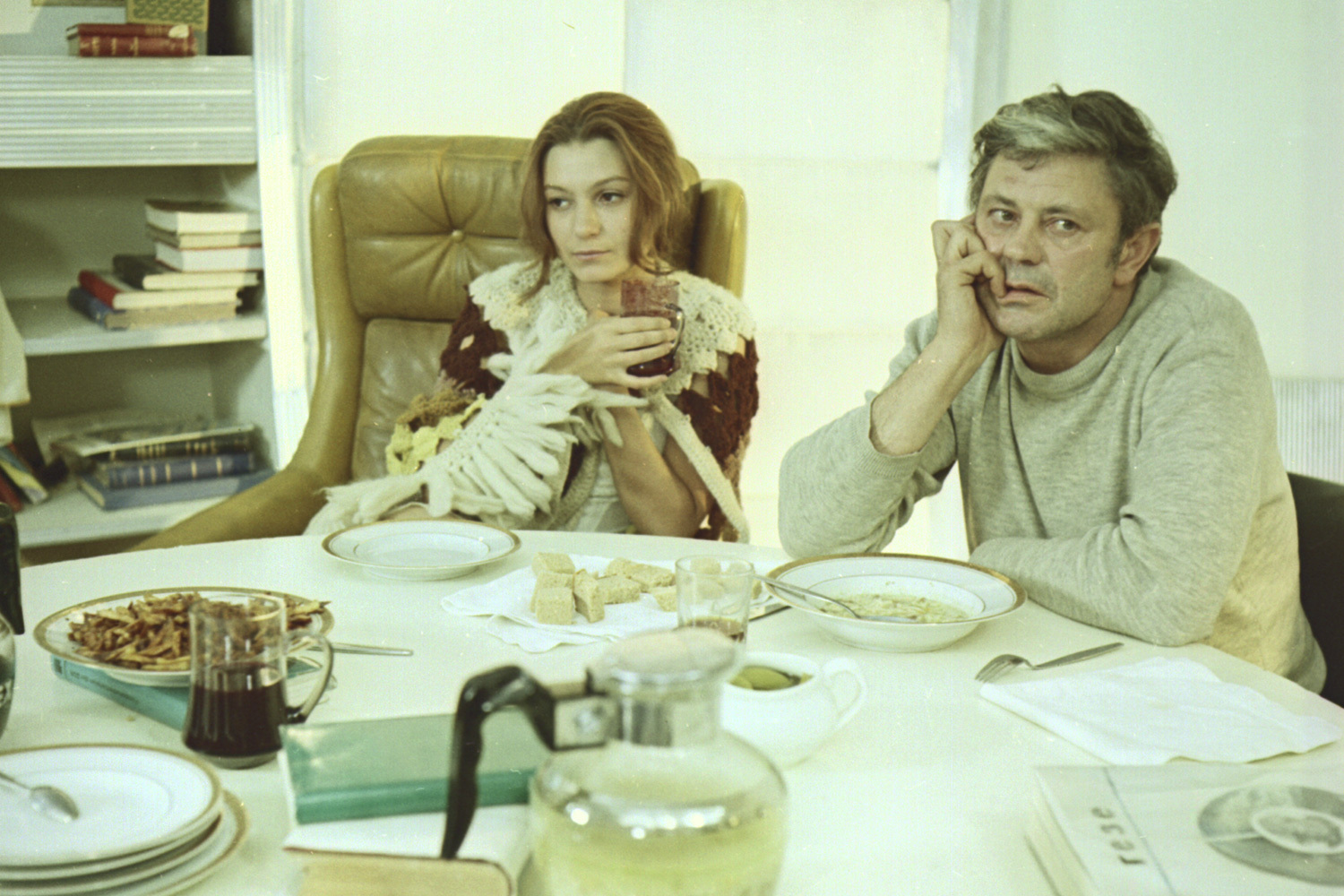 «Солярис» часто называют советским ответом шедевру научной фантастики «2001 год: Космическая одиссея» Стэнли Кубрика. Съемочная группа во главе с Тарковским видела этот фильм на показе в рамках Московского международного кинофестиваля 1969 г. Однако замысел Тарковского был иной: он собирался уйти от технической экзотики Кубрика и футуристического блеска. Вместо акцента на космических панорамах и технологических чудесах режиссер сделал центром повествования человека – его внутренний мир, этические дилеммы и глубинные переживания. В «Солярисе» космос становится не столько местом действия, сколько фоном для исследования человеческой природы. В 1972 г. картину представили на Каннском кинофестивале, где она удостоилась специального Гран‑при жюри и приза ФИПРЕССИ. Лента также получила приз киносмотра в Карловых Варах, а Наталья Бондарчук стала обладательницей премии кинофестиваля в Панаме как исполнительница лучшей женской роли.