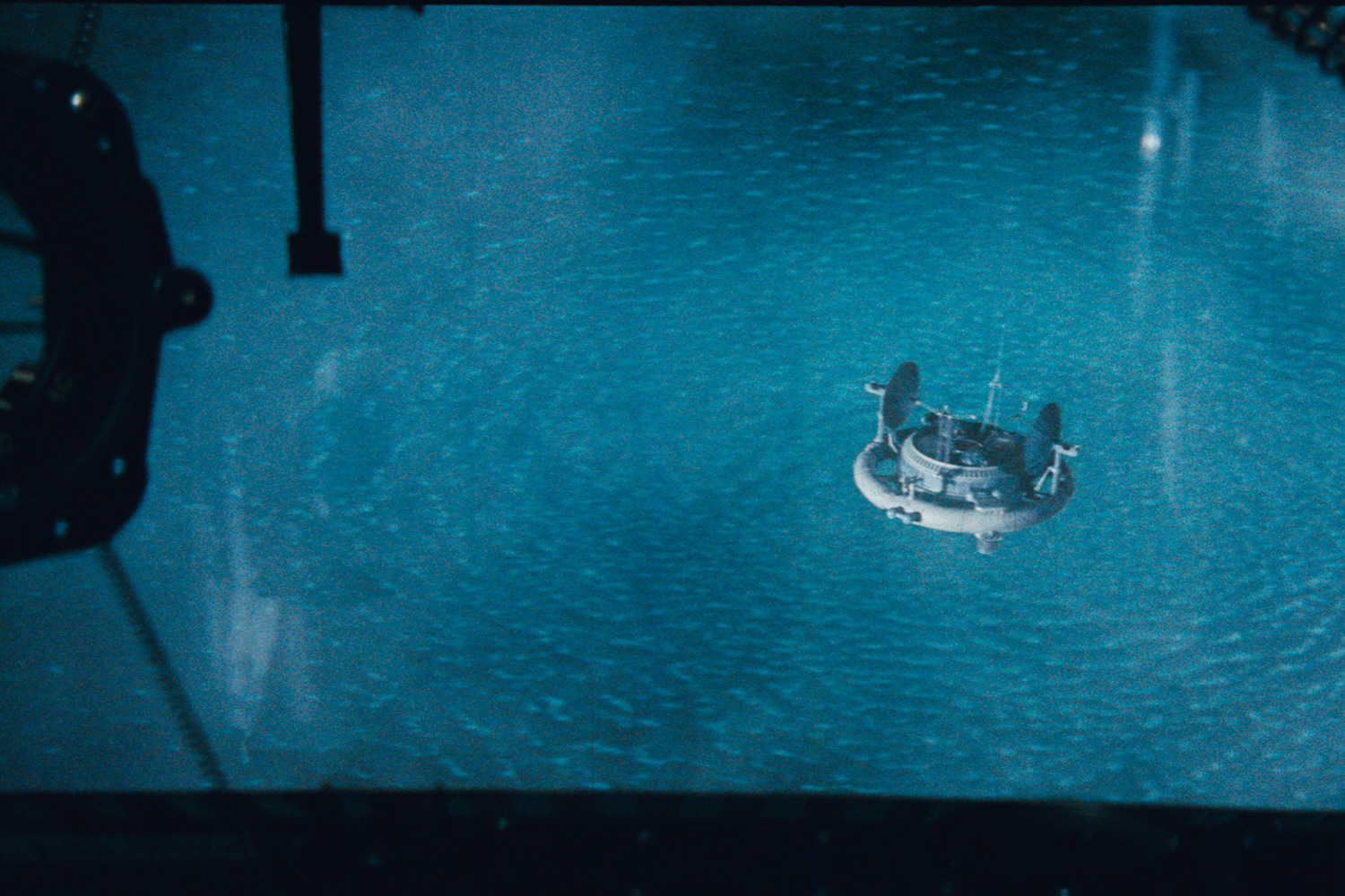 Океан планеты Солярис, по выражению Вадима Юсова, был «создан в тазу». Авторы долго экспериментировали с химическими элементами, прежде чем нашли подходящую смесь – нужный эффект дали алюминиевые опилки и соляная кислота. Это позволило добиться задуманных цвета и текстуры. Общий эффект планеты и орбитальной научной станции был достигнут с помощью комбинированных съемок – сложных технических приемов, позволявших совместить в одном кадре элементы, запечатленные в разное время и в разных условиях. Свой вклад в создание атмосферы океана внесло и музыкальное оформление, сотворенное композитором Эдуардом Артемьевым. Он совместил хор, оркестровую и синтезаторную музыку.На фото: макет орбитальной научной станции на фоне Океана во время съемок фильма «Солярис».