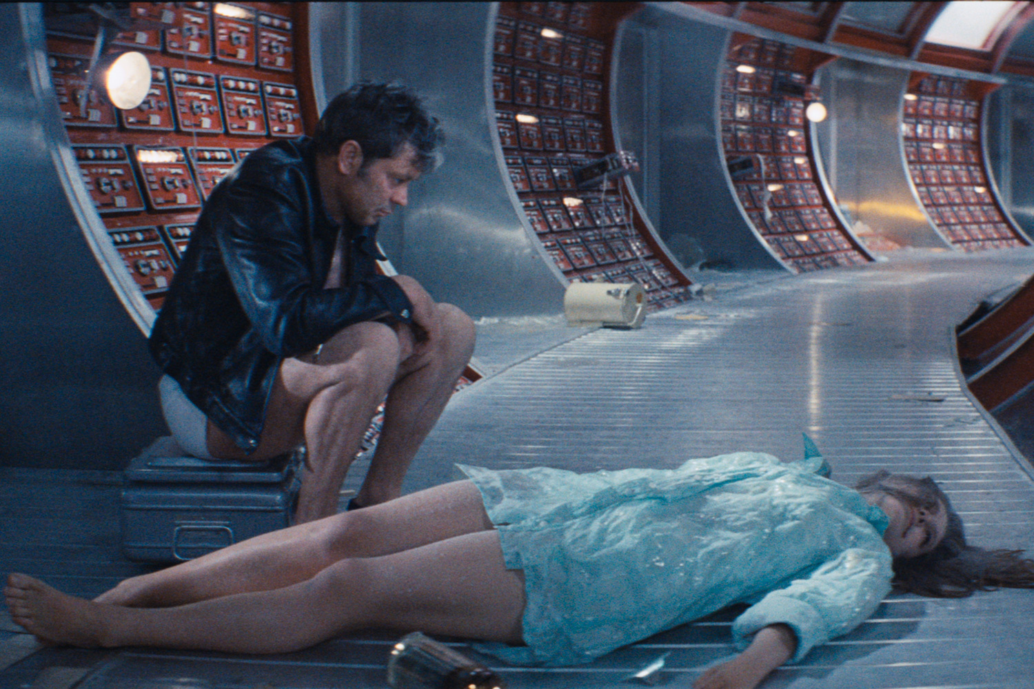 Одним из самых сложных моментов съемок стал эпизод смерти и воскрешения Хари. Наталья Бондарчук снималась без дублера. Ее облачили в специальный «замороженный» костюм, а на лицо нанесли особый кристаллизующийся раствор. По задумке он должен был имитировать эффект обледенения: постепенно застывать прямо на коже. Процесс требовал ювелирной точности – нужно было успеть сделать нужные кадры до того, как состав достигнет критической стадии затвердевания и травмировать лицо. Тарковский переживал за актрису, подгонял Донатаса Баниониса, чтобы тот выдерживал нужный темп взаимодействия с партнершей, и особенно настойчиво направлял оператора Вадима Юсова.