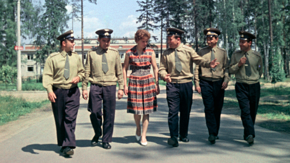 Летчики-космонавты Юрий Гагарин, Андриян Николаев, Валентина Терешкова, Павел Попович, Валерий Быковский и Герман Титов (слева направо) в Звездном городке.