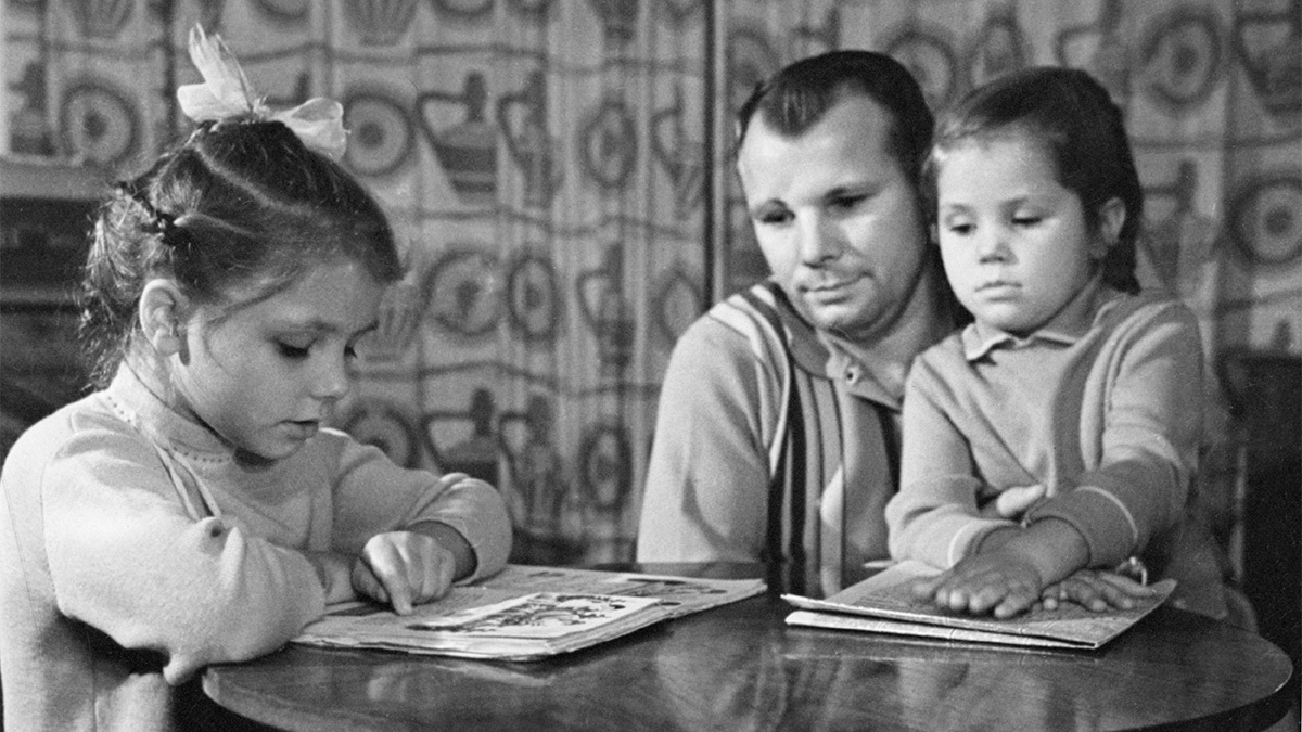 Летчики-космонавты Юрий Гагарин, Андриян Николаев, Валентина Терешкова, Павел Попович, Валерий Быковский и Герман Титов (слева направо) в Звездном городке.