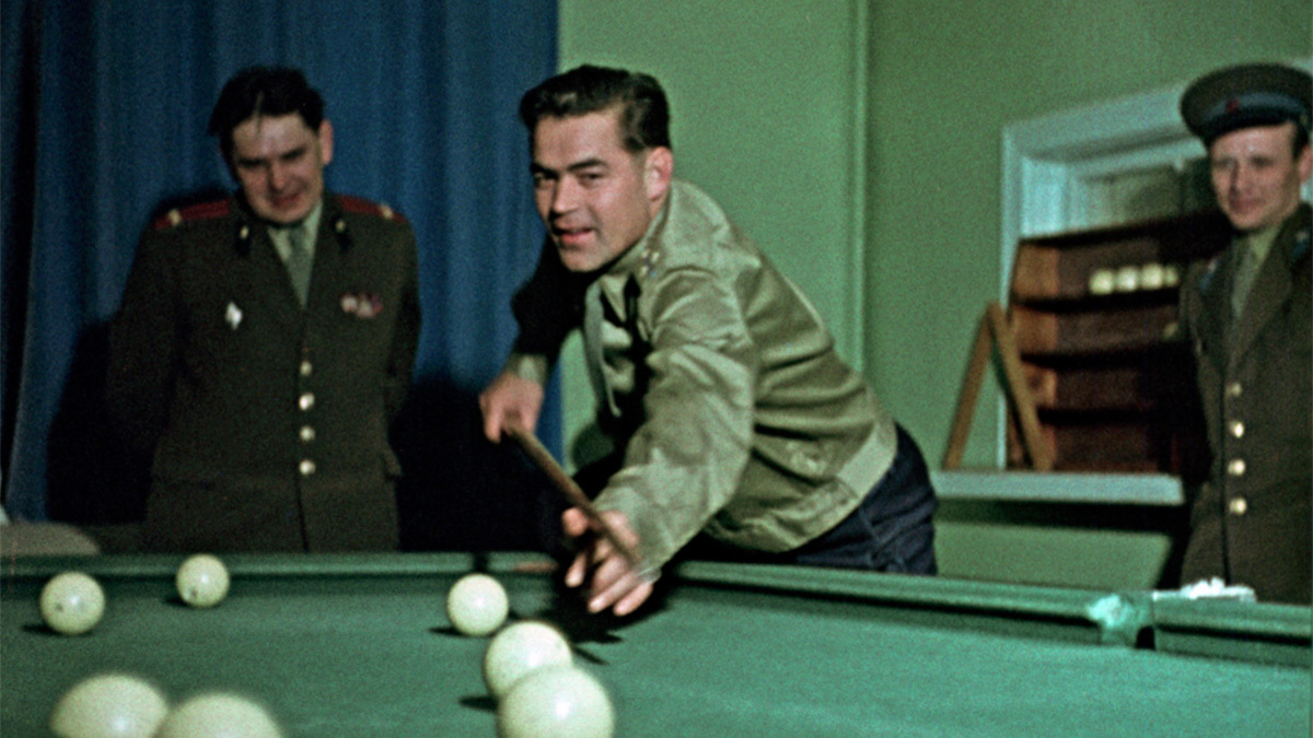 Летчики-космонавты Юрий Гагарин, Андриян Николаев, Валентина Терешкова, Павел Попович, Валерий Быковский и Герман Титов (слева направо) в Звездном городке.