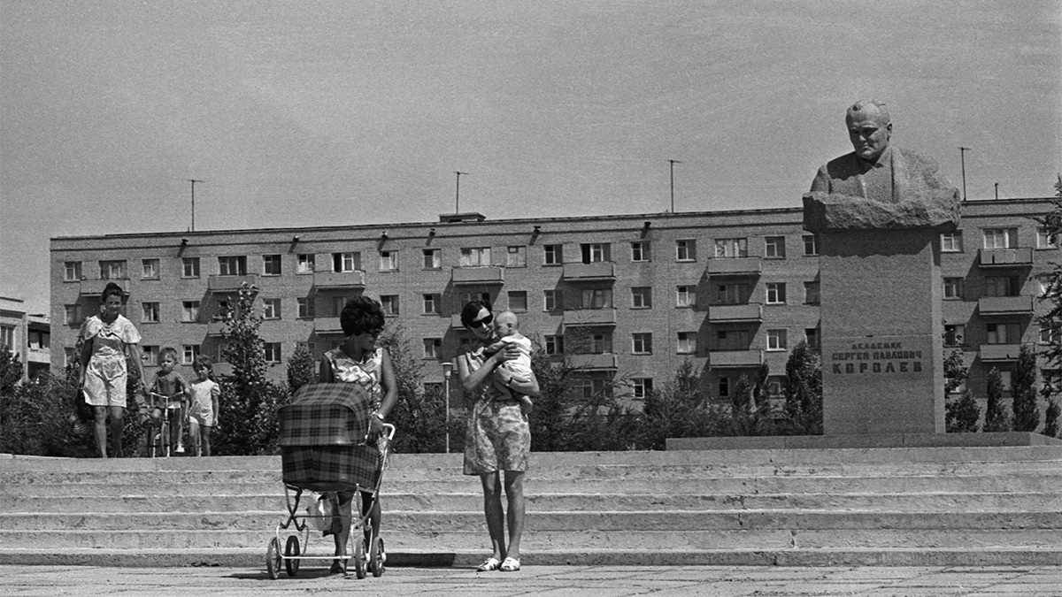 Летчики-космонавты Юрий Гагарин, Андриян Николаев, Валентина Терешкова, Павел Попович, Валерий Быковский и Герман Титов (слева направо) в Звездном городке.