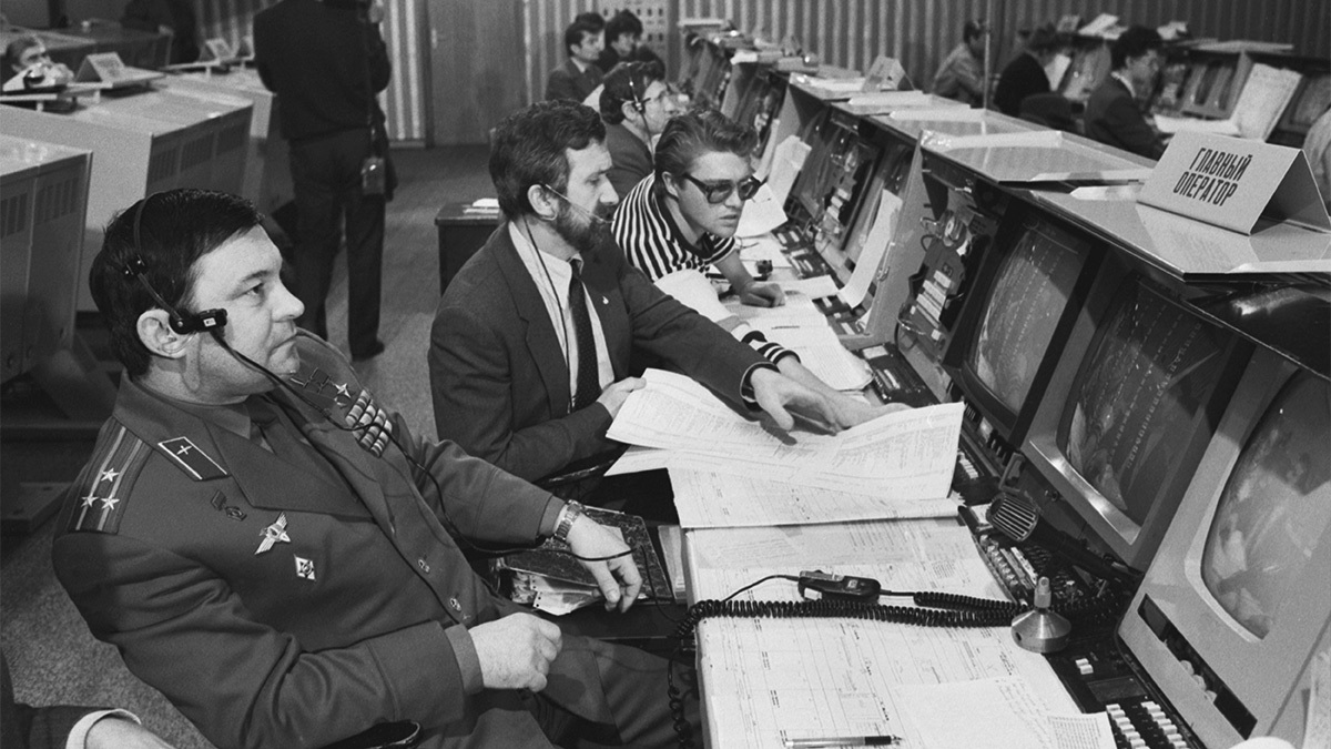 Летчики-космонавты Юрий Гагарин, Андриян Николаев, Валентина Терешкова, Павел Попович, Валерий Быковский и Герман Титов (слева направо) в Звездном городке.