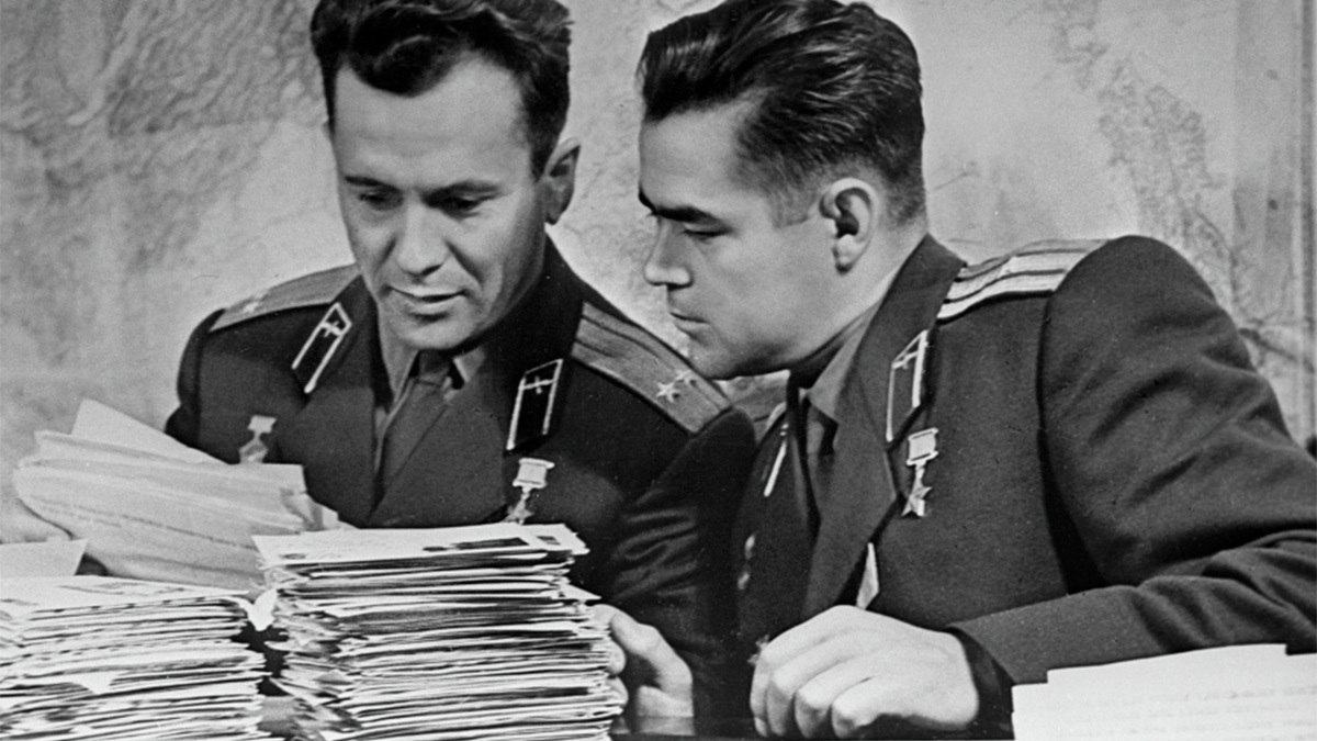 Летчики-космонавты Юрий Гагарин, Андриян Николаев, Валентина Терешкова, Павел Попович, Валерий Быковский и Герман Титов (слева направо) в Звездном городке.