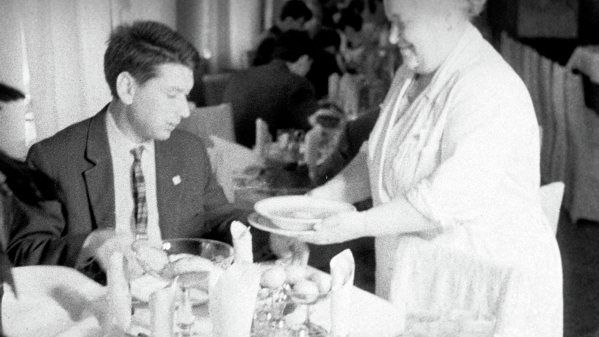 Летчики-космонавты Юрий Гагарин, Андриян Николаев, Валентина Терешкова, Павел Попович, Валерий Быковский и Герман Титов (слева направо) в Звездном городке.