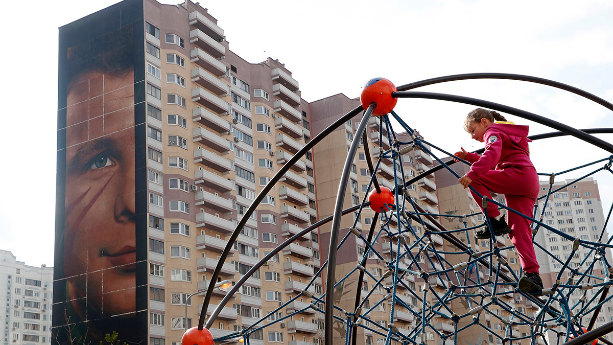 Летчики-космонавты Юрий Гагарин, Андриян Николаев, Валентина Терешкова, Павел Попович, Валерий Быковский и Герман Титов (слева направо) в Звездном городке.