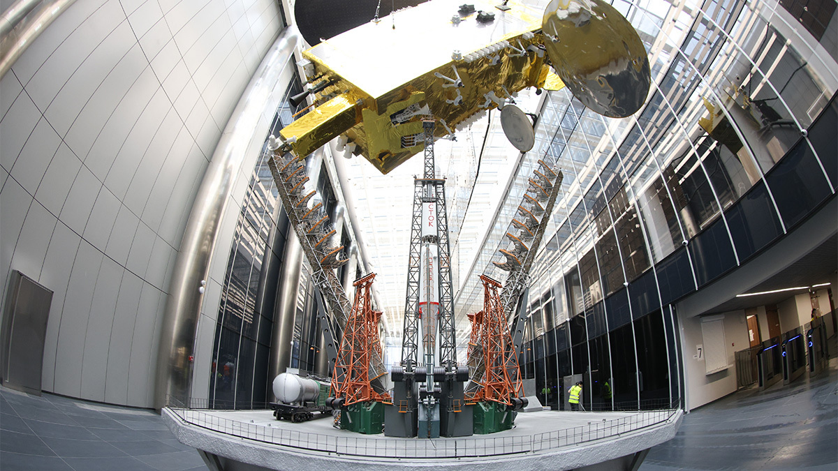 Летчики-космонавты Юрий Гагарин, Андриян Николаев, Валентина Терешкова, Павел Попович, Валерий Быковский и Герман Титов (слева направо) в Звездном городке.