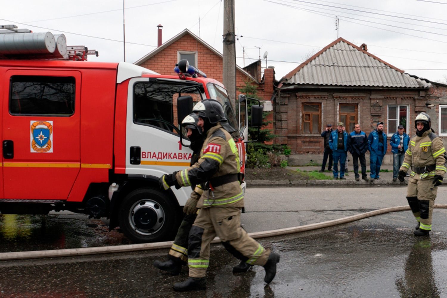 По данным СКР, в момент происшествия на территории склада находились работники. Как минимум 14 человек пострадали, сообщил глава Северной Осетии Сергей Меняйло.