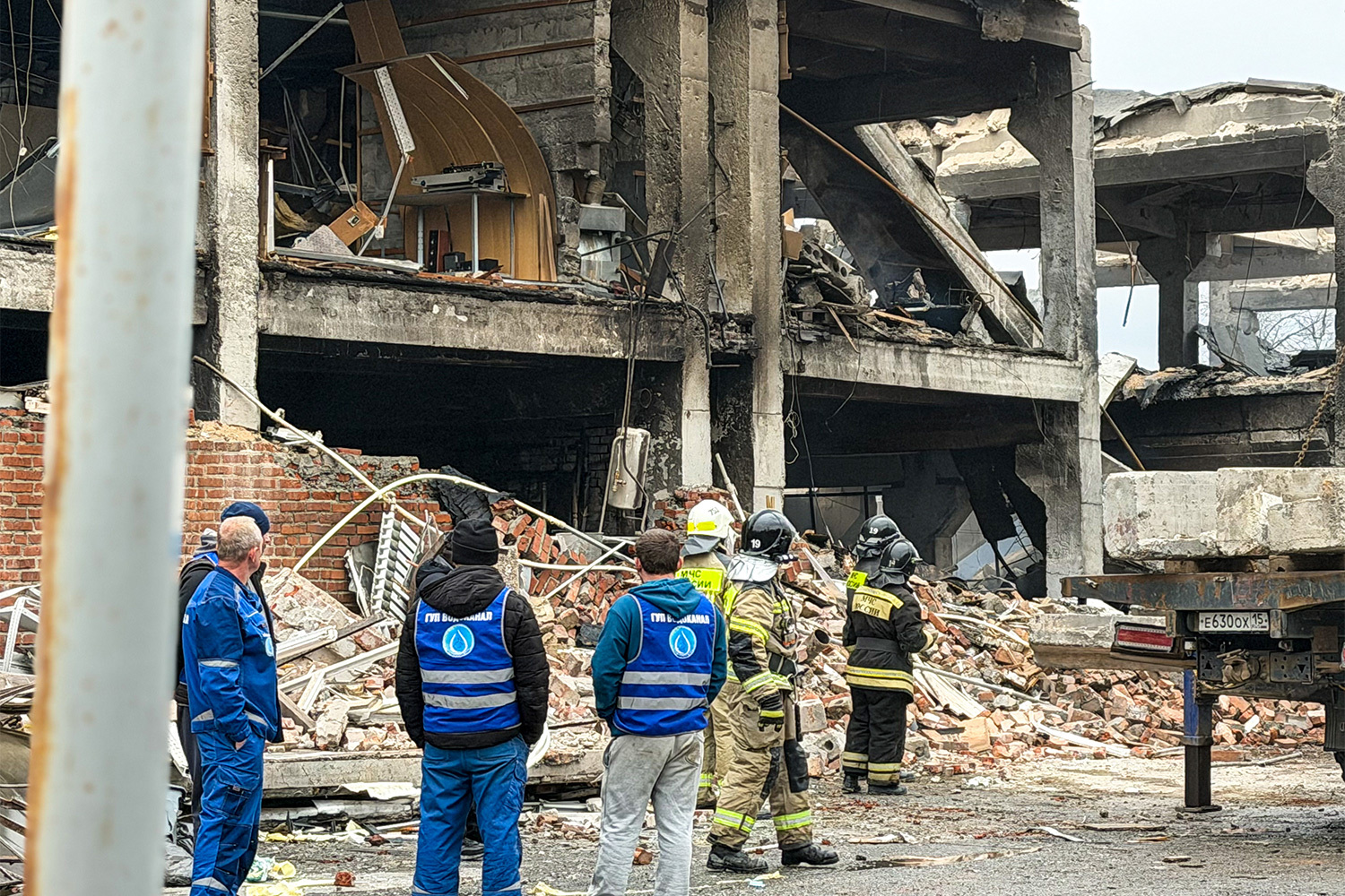 На территории Владикавказа введен режим чрезвычайной ситуации, сообщил глава городской администрации Вячеслав Мильдзихов.