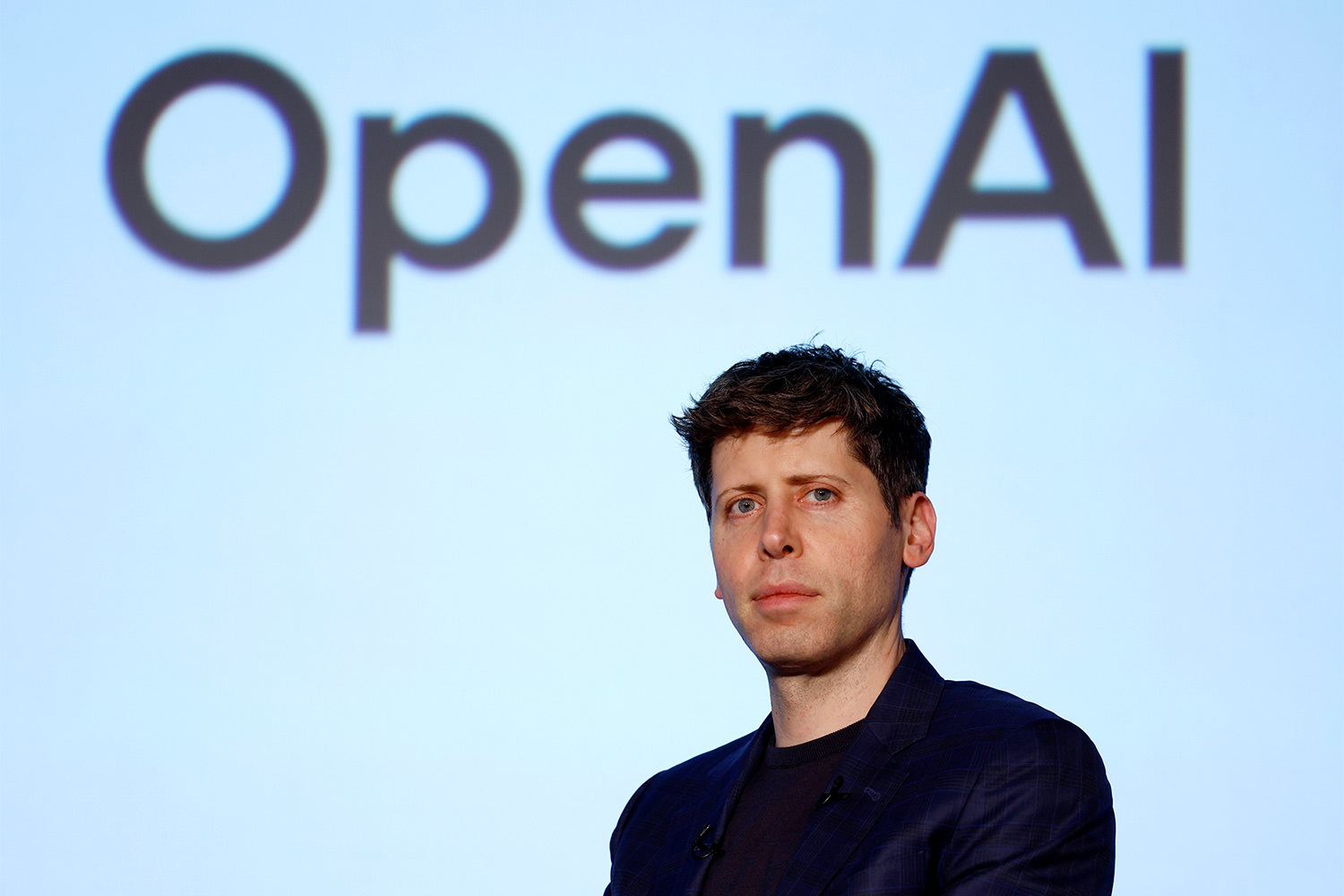 Главный исполнительный директор OpenAI Сэм Альтман начал обучение в 2004 г. на факультете компьютерных наук и информатики Стэнфорда, но покинул его на втором курсе, чтобы развивать собственный стартап в области геолокации – Loopt. Впоследствии он продал приложение за $43 млн.