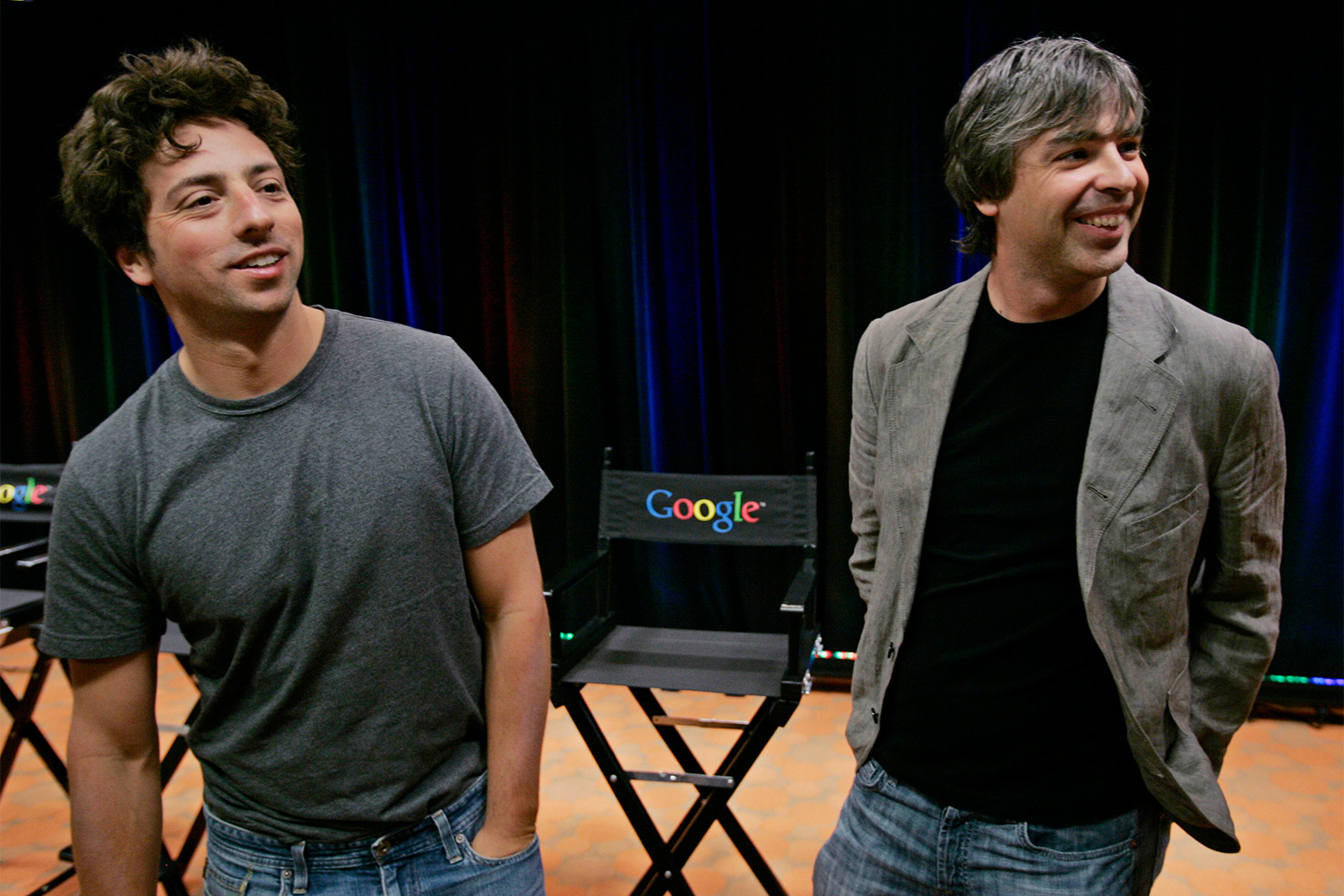 Основатели Google Сергей Брин и Ларри Пейдж начали работать над своим поисковиком в Стэнфорде в 1995 г. Предприниматели изучали в университете математику и компьютерные науки.