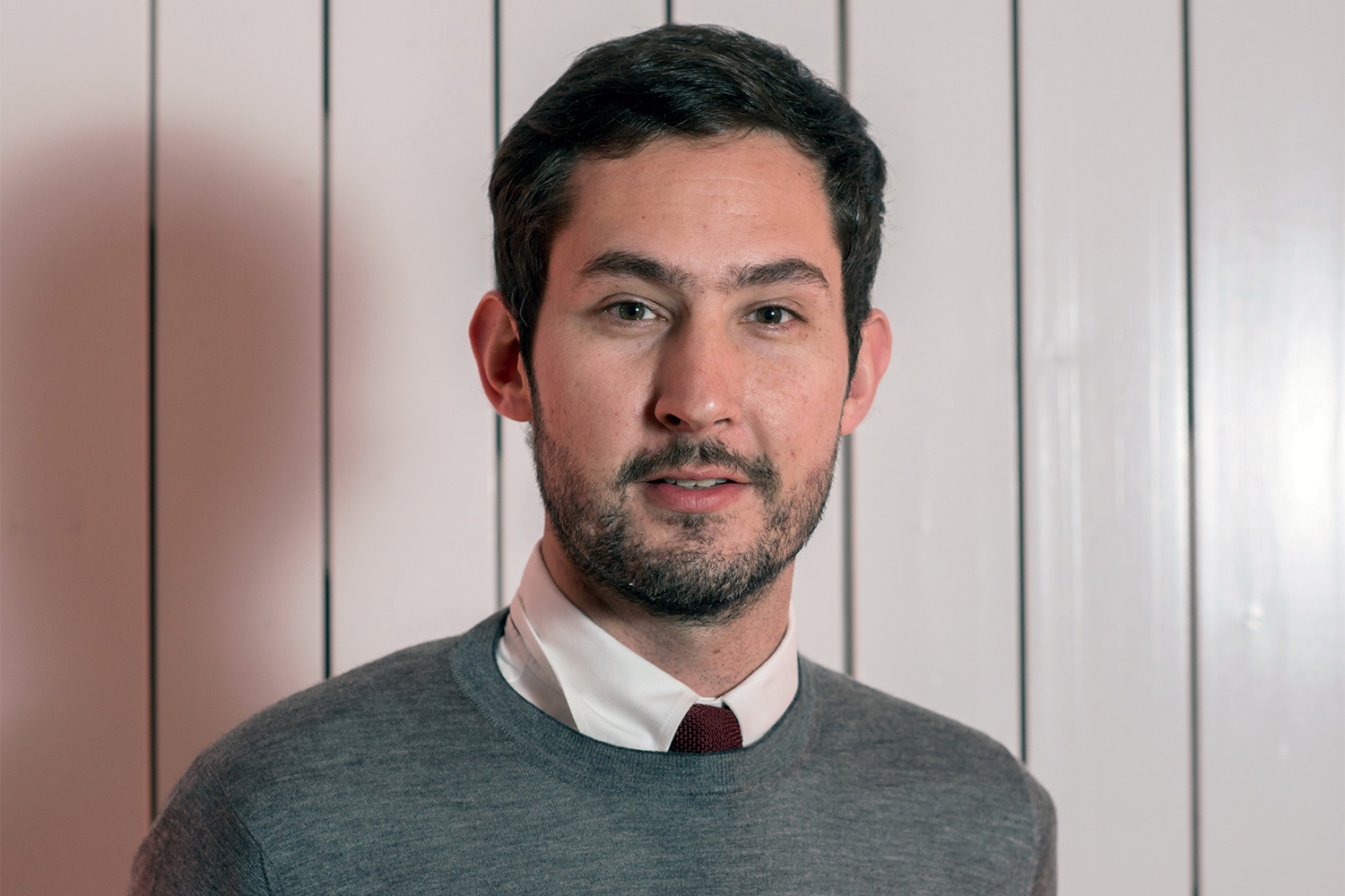 Основатели Instagram (принадлежит Meta – организация признана экстремистской и запрещена в РФ) Кевин Систром (на фото) и Майк Кригер тоже задумали свою соцсеть, познакомившись в Стэнфорде. Первый изучал менеджмент (2006), второй – компьютерные науки (2008).