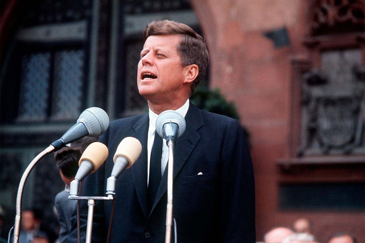 35-й президент США Джон Кеннеди несколько месяцев изучал в Стэнфорде право в 1941 г. Будущий политик прервал курс, чтобы присоединиться к военно-морской разведке в годы Второй мировой войны.