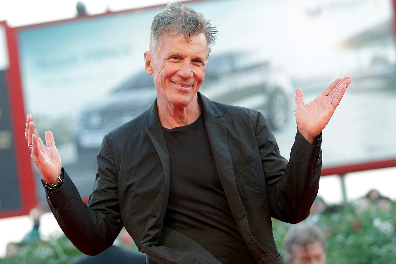 Пулитцеровский лауреат Майкл Каннингем изучал в Стэнфорде английскую литературу и получил диплом бакалавра в 1975 г. Наиболее известным стал его третий роман «Часы», экранизированный в 2002 г. Главные роли в фильме исполнили Николь Кидман, Мэрил Стрип и Джулианна Мур.