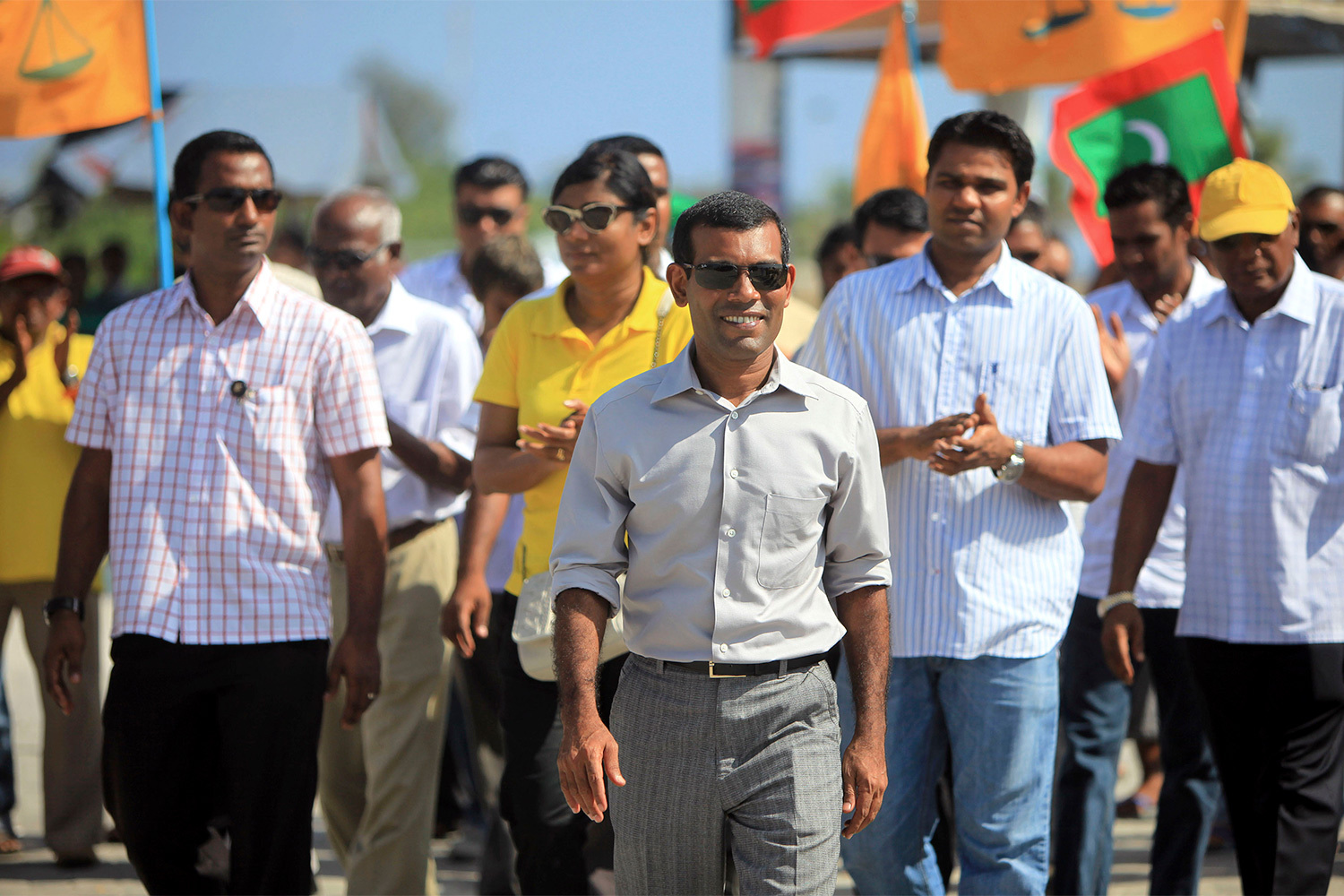 Пятый президент Мальдив Мохаммед Вахид Хассан Маник отучился в Стэнфордском университете в 1978–1979 и 1982–1987 гг.&nbsp;Он стал магистром в менеджменте образования, политологии и доктором философии со специализацией на международном развитии (первым из мальдивцев).