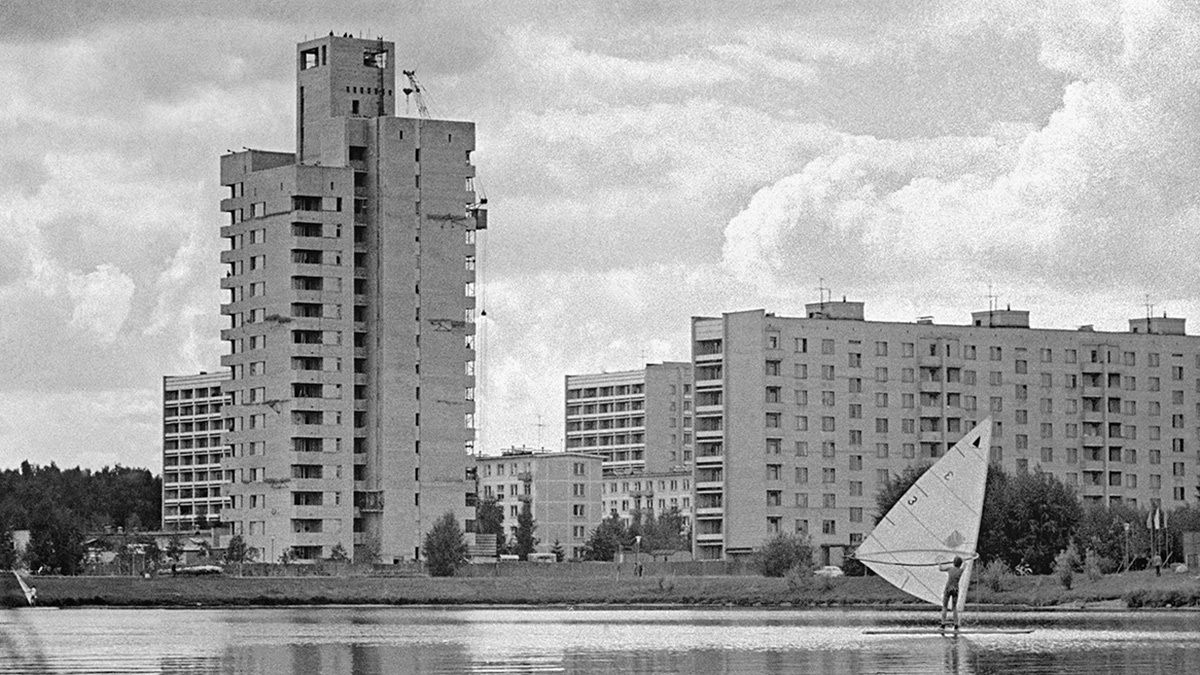 Летчики-космонавты Юрий Гагарин, Андриян Николаев, Валентина Терешкова, Павел Попович, Валерий Быковский и Герман Титов (слева направо) в Звездном городке.
