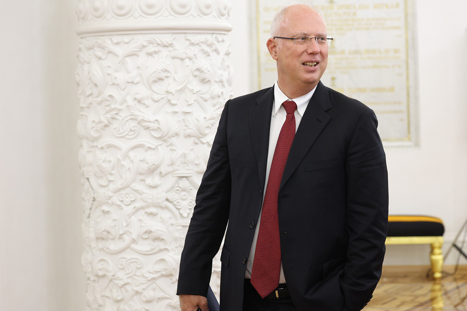 Глава Российского фонда прямых инвестиций Кирилл Дмитриев окончил Стэнфордский университет с отличием, получив диплом бакалавра в области экономики в 1996 г.