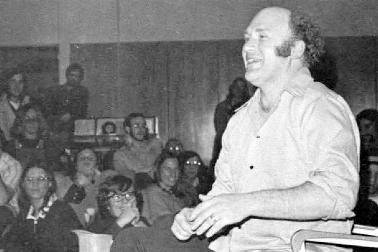 Кен Кизи окончил стэнфордские курсы писательского мастерства. В 1959 г. в качестве подработки он стал помощником психиатра в местном госпитале ветеранов Menlo Park. И затем написал самый известный свой роман «Пролетая над гнездом кукушки».