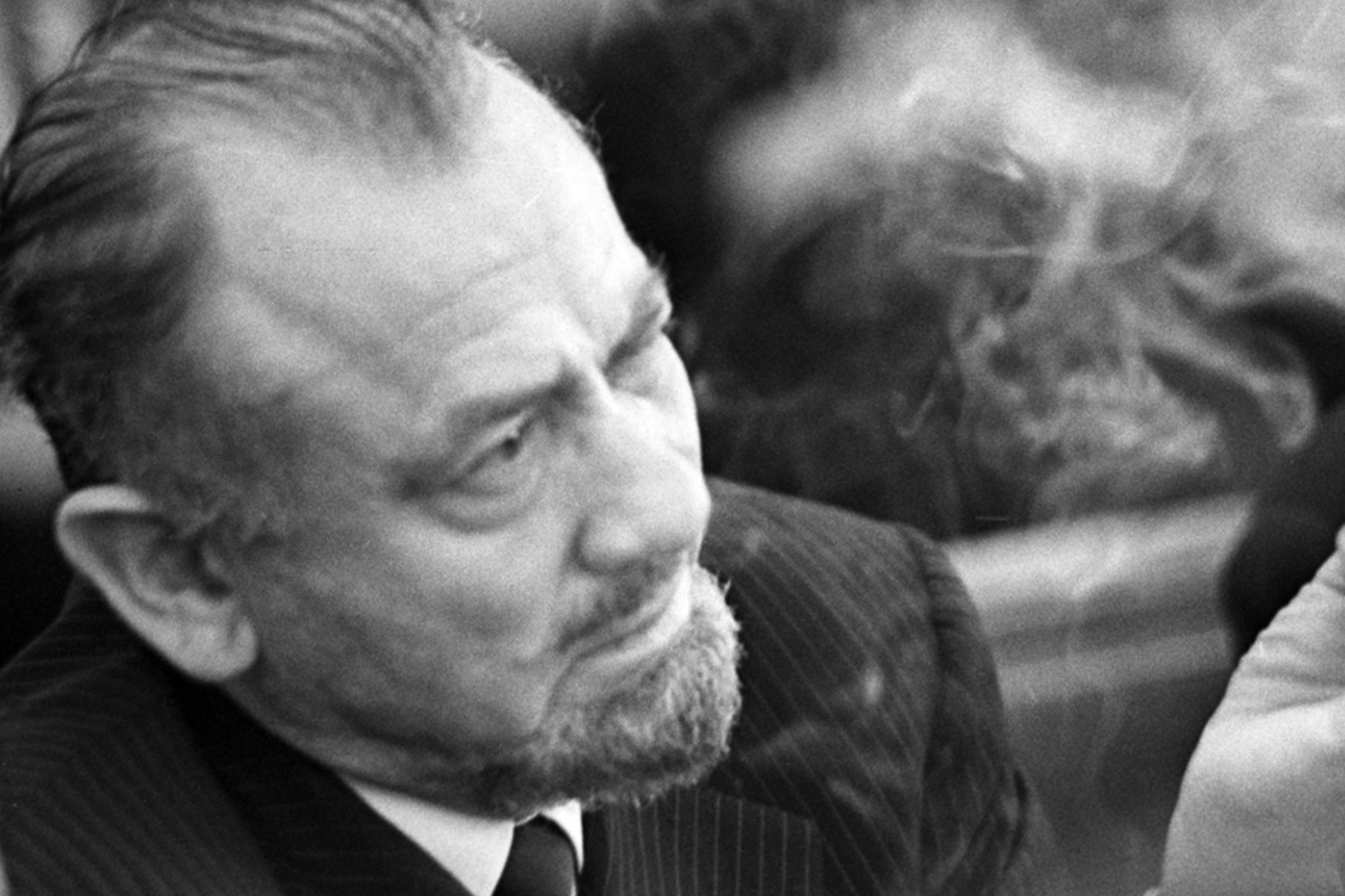 Прозаик и автор романа «Гроздья гнева» Джон Стейнбек поступил в Стэнфордский университет сразу после школы. Однако несколько раз прерывал курс и окончательно бросил его в 1925-м, чтобы заняться писательством.