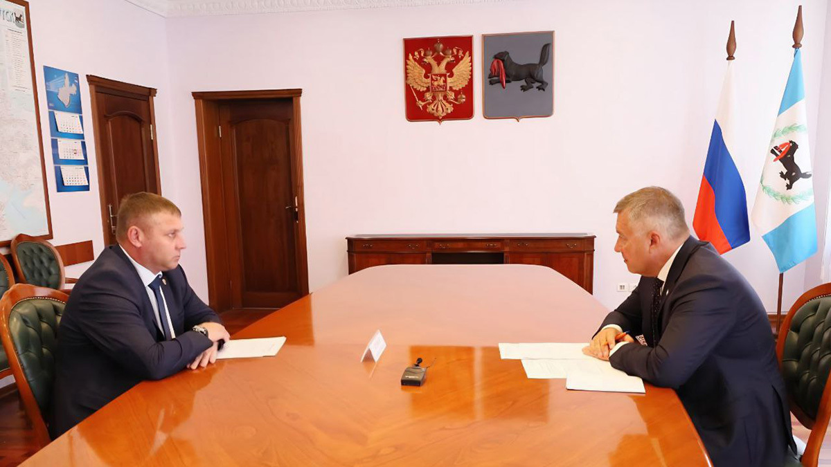 После работы вице-губернатором Иркутской области Александр Шуваев (на фото слева) может стать губернатором областиБелгородской