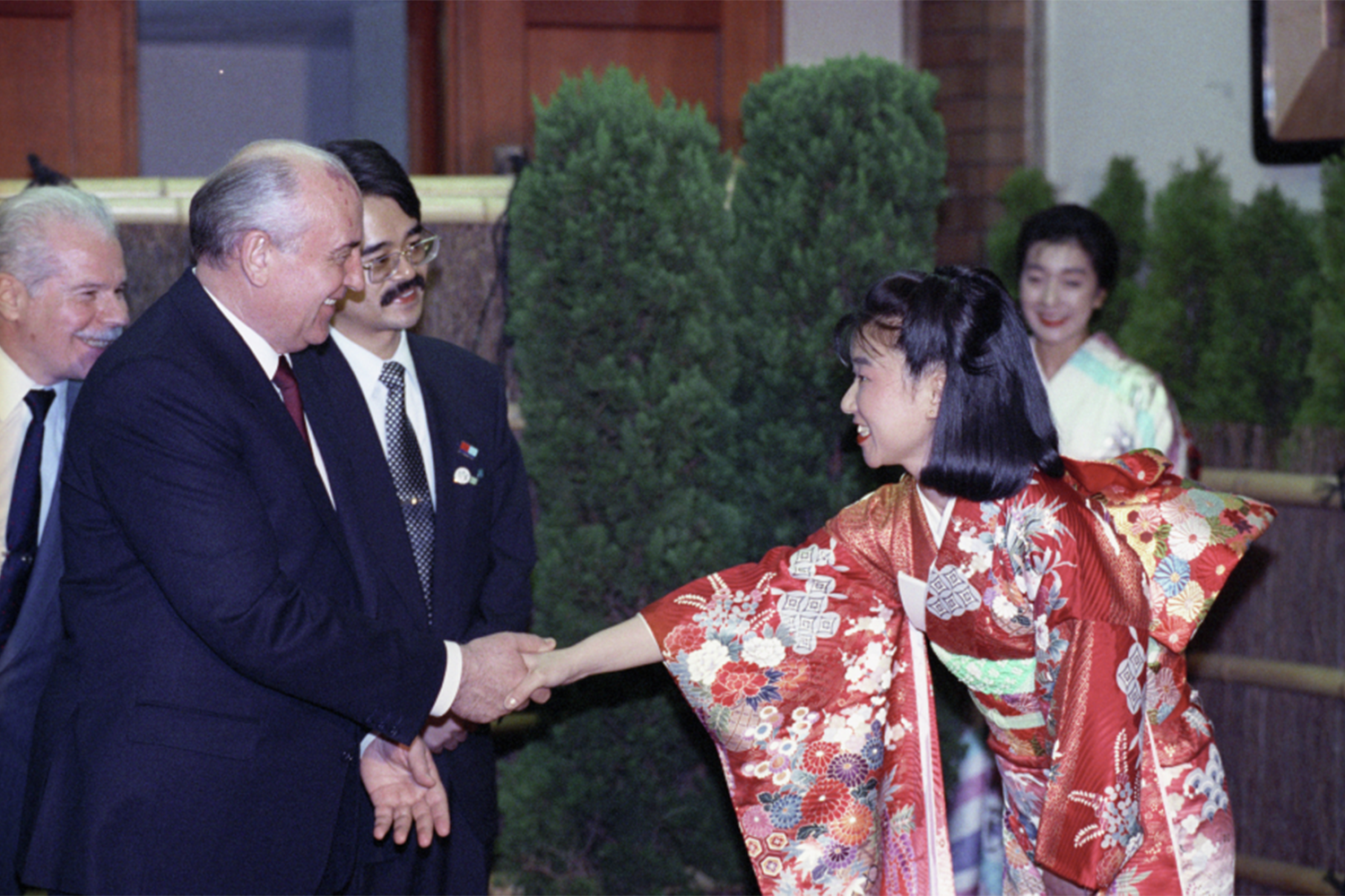 16 апреля 1991 г. президент СССР Михаил Горбачев по приглашению японского правительства прибыл в Токио. Это был первый и последний официальный визит советского лидера в Страну восходящего солнца. Горбачев встретился с премьер-министром Тосики Кайфу и обсудил с ним территориальные претензии Японии к СССР, а также вопросы экономического сотрудничества. Как проходил исторический визит – в галерее «Ведомостей».К середине 1980-х отношения между СССР и Японией находились в глубоком кризисе. Ситуация изменилась с приходом к власти Горбачева, чье «новое политическое мышление» создало предпосылки для налаживания контактов с восточным соседом. В 1986 г. Токио посетил министр иностранных дел Эдуард Шеварднадзе, который подписал соглашения о товарообороте, налогообложении и другие важные документы. После этого началось сближение двух стран..