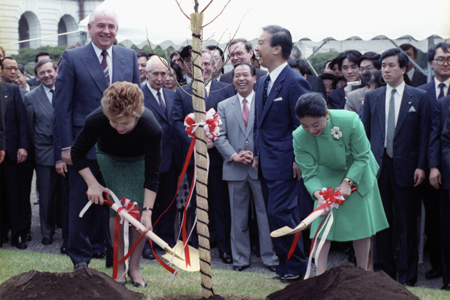 Переговоры с премьер-министром Кайфу, стартовавшие в тот же день, проходили в несколько раундов, причем вместо запланированных трех подходов состоялось шесть. Главной темой стал вопрос о заключении мирного договора. Горбачев тогда впервые официально признал существование притязаний восточного соседа на южные Курильские острова. На фото: премьер-министр Японии Тосики Кайфу и президент СССР Михаил Горбачев с супругами посадили дерево в саду дворца Акасака.