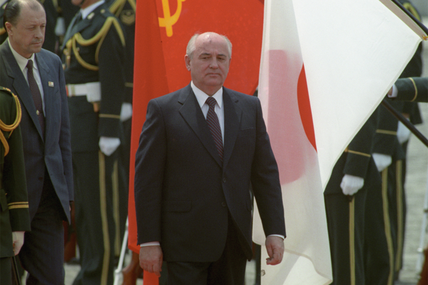 В Киото советский лидер встретился с представителями крупного японского бизнеса, предложив им масштабные проекты сотрудничества: освоение нефтегазовых месторождений, модернизацию нефтеперерабатывающей промышленности, реконструкцию портов, строительство дорог и участие в конверсии оборонных предприятий.