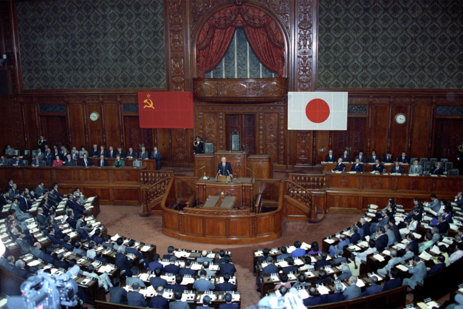 И хотя препятствием на пути долгосрочных инвестиций в экономику СССР оставался вопрос мирного договора, усилия Горбачева принесли плоды: был подписан пятилетний договор о товарообороте, Токио предоставил Москве кредит в $400 млн для погашения задолженности, а также «разморозил» гуманитарную продовольственную помощь на $100 млн, отправка которой была приостановлена из-за январских событий в Прибалтике.На фото: выступление Михаила Горбачева в парламенте Японии.