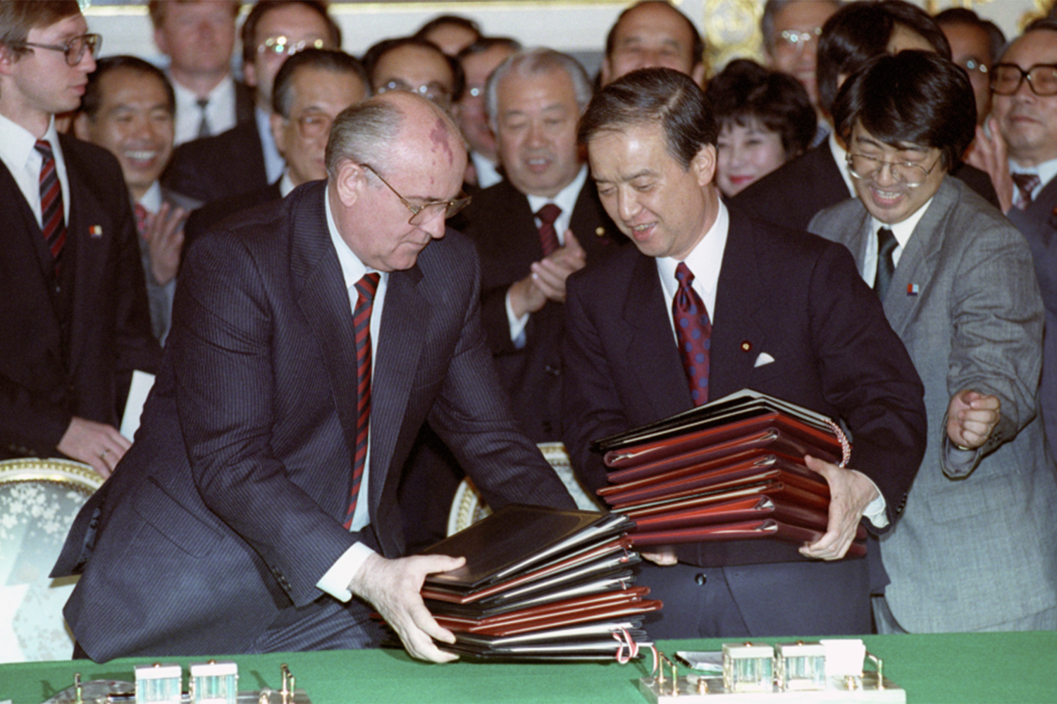 При этом президент СССР напомнил, что советская сторона еще при Хрущеве отказалась от выполнения положения Совместной декларации 1956 г., предусматривающего передачу Японии островов Хабомаи и Шикотан после заключения мира.