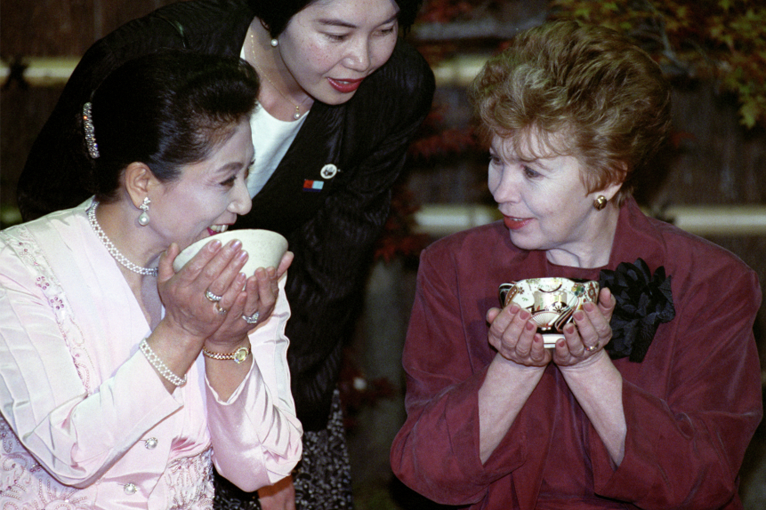 Горбачев предложил меры по расширению общения между населением Японии и Курильских островов, установлению упрощенного безвизового режима для японских граждан, налаживанию совместной хозяйственной деятельности, а также сокращению военного контингента в этом районе. Японцы выразили готовность продолжать консультации по этим вопросам. На фото: Раиса Горбачева во время церемонии чаепития в резиденции премьер-министра Японии Тосики Кайфу.