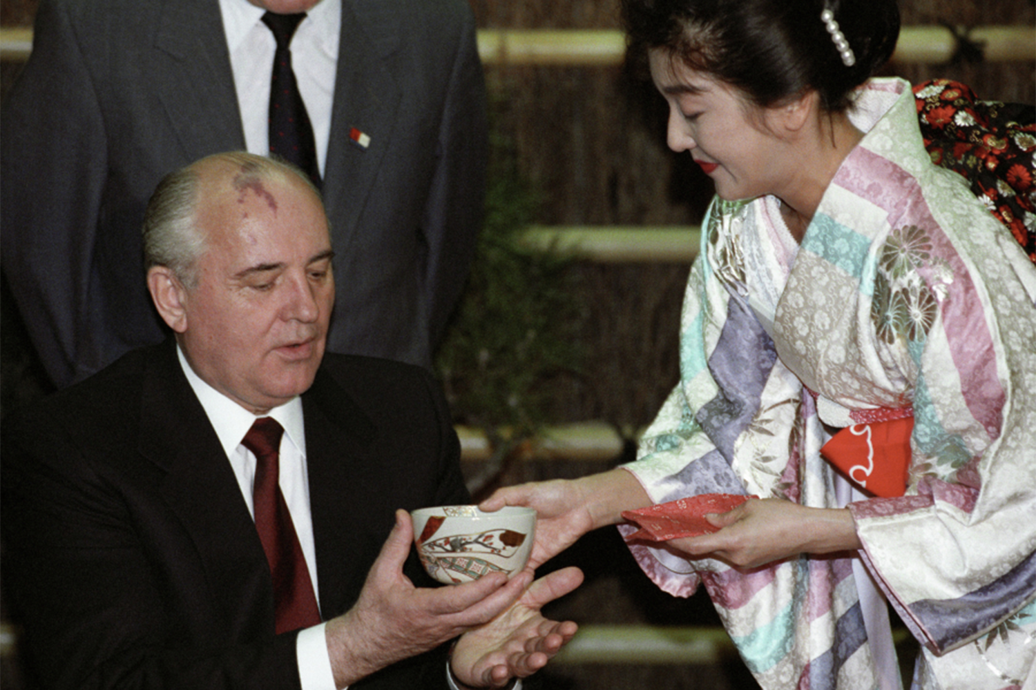 16 апреля президент СССР прилетел в аэропорт Ханэда, откуда отправился в дворец Акасака, ставший его резиденцией на время визита. У центрального подъезда Горбачева и его жену встретили император Акихито и императрица Митико. Беседа советского лидера с японским монархом прошла в одном из залов дворца. После этого в честь гостя был дан званый обед.