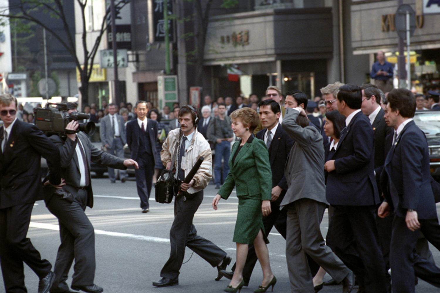 По итогам визита, завершившегося 19 апреля, стороны договорились продолжить контакты: на август 1991 г. была запланирована ответная поездка Кайфу в Москву, а в 1992 г. Горбачев рассчитывал вновь посетить Токио. По дороге домой советский лидер сделал остановку на острове Чеджудо, где встретился с президентом Южной Кореи Ро Дэ У.На фото: Раиса Горбачева с сопровождающими лицами на улице Гинза в Токио.