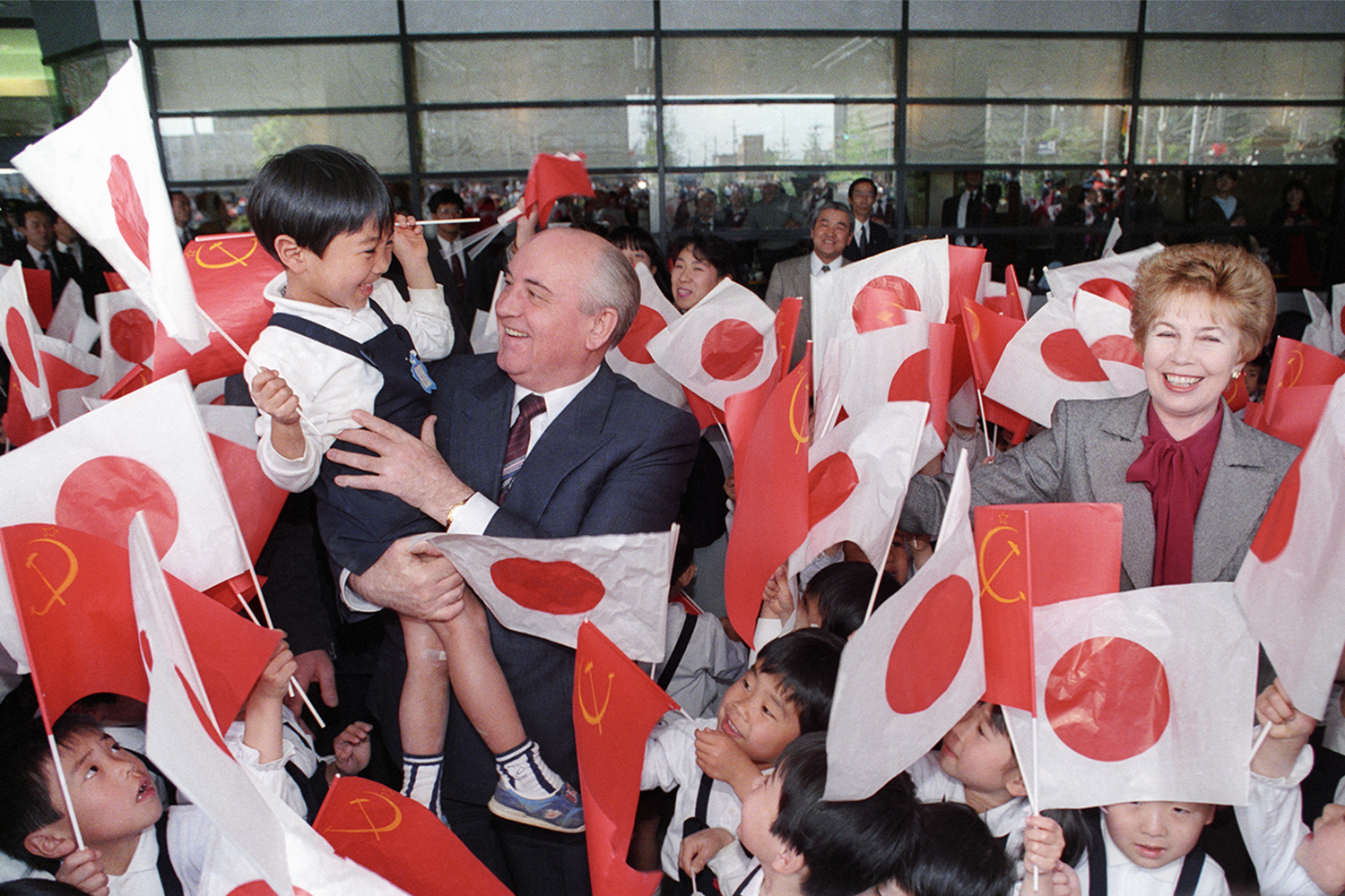 Приглашение в Японию Горбачев получил после нескольких раундов дипломатических консультаций в 1991 г. Программа визита включала встречу с премьер-министром и членами правительства, переговоры по ключевым вопросам двусторонних отношений, выступление в парламенте, а также встречу с представителями бизнеса. В поездке советского лидера сопровождала супруга Раиса (на фото справа) и министр иностранных дел Александр Бессмертных.