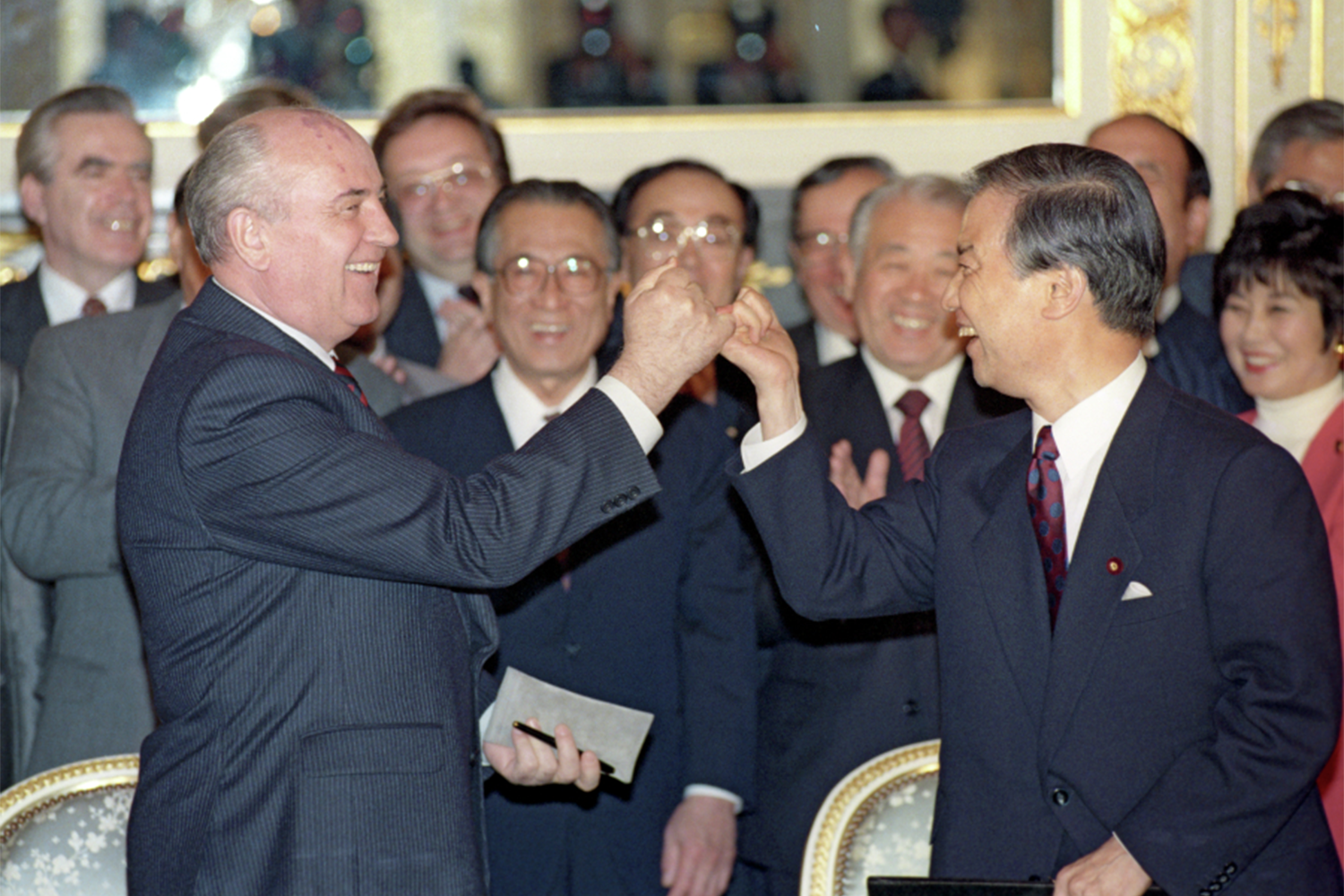 18 апреля по итогам переговоров было подписано совместное советско-японское заявление. В нем фиксировалось, что стороны обсуждали заключение мирного договора, «включая проблему территориального размежевания, с учетом позиций сторон о принадлежности островов Хабомаи, острова Шикотан, острова Кунашир и острова Итуруп».На фото: Михаил Горбачев и Тосики Кайфу после подписания совместного советско-японского заявления.