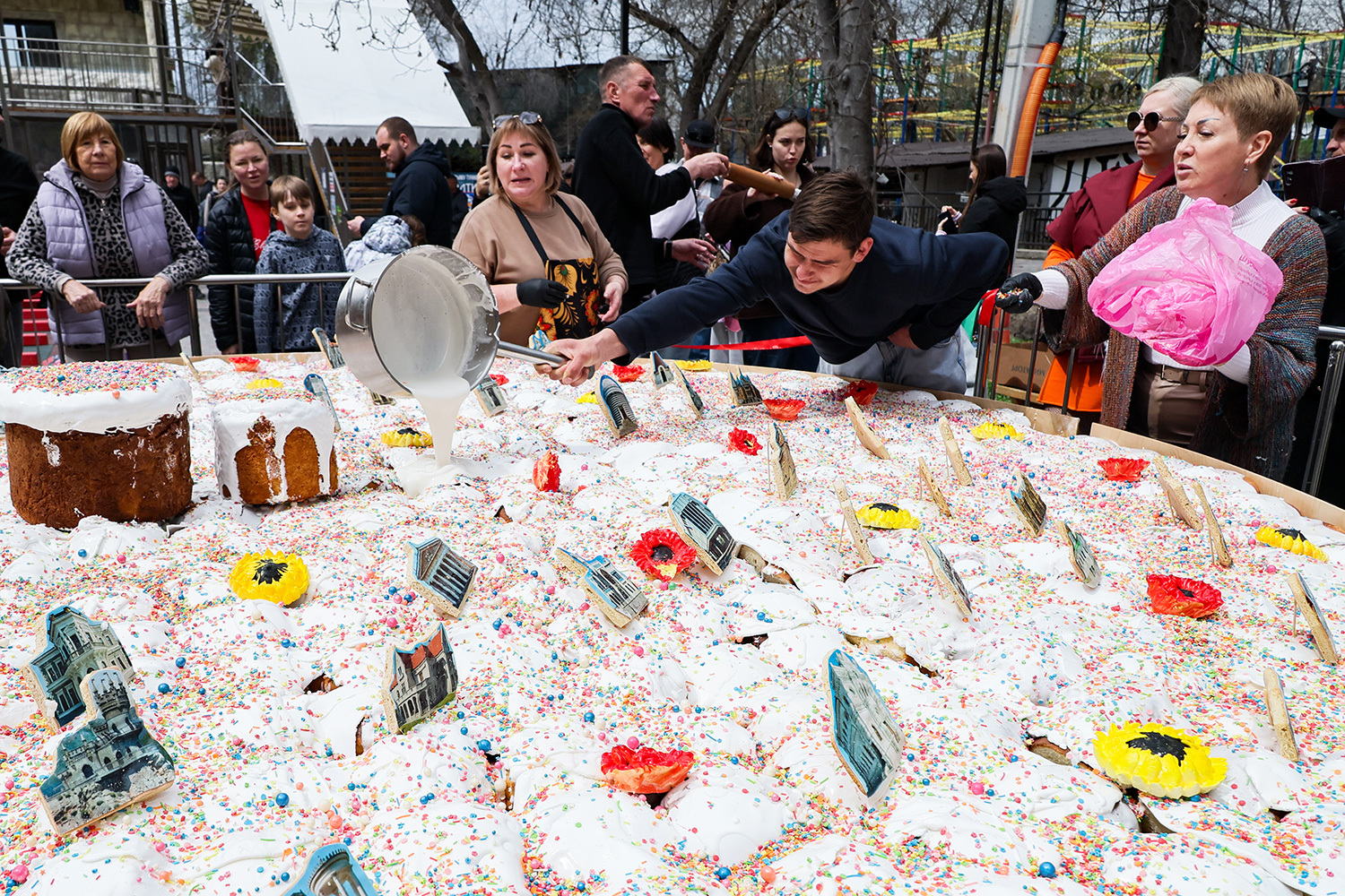 Изготовление кулича диаметром 3,5 м в Бахчисарайском парке миниатюр.