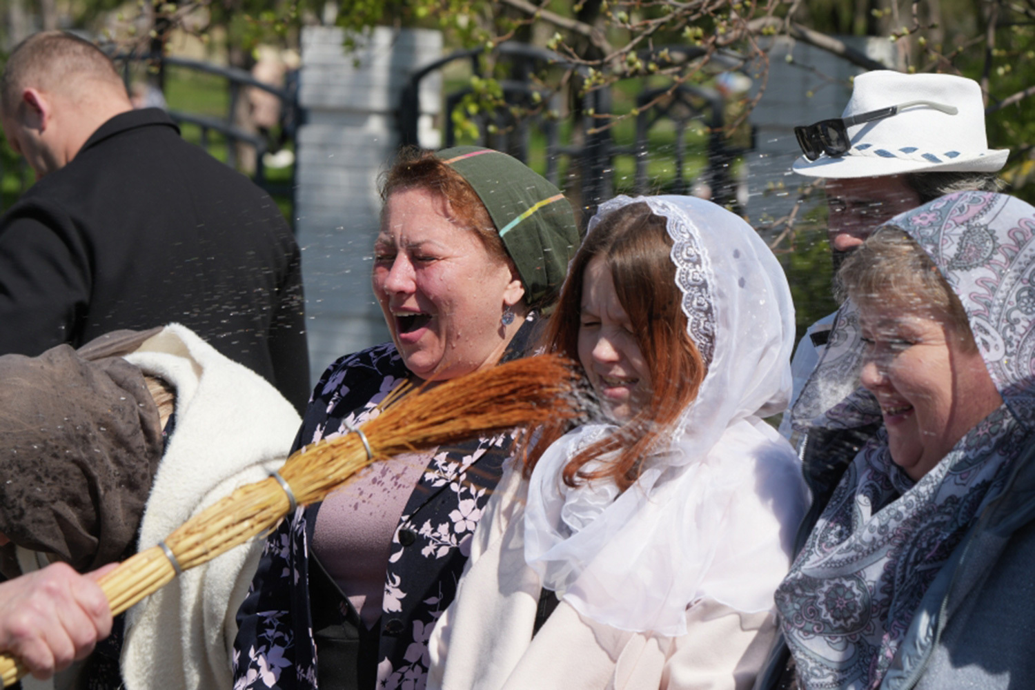 Освящение пасхальной снеди у Свято-Николаевского кафедрального собора в Мариуполе.