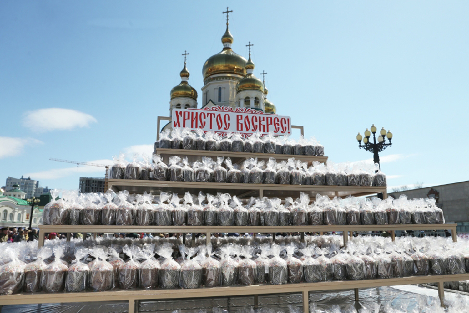В Хабаровске к празднику испекли три тысячи куличей общим весом в три тонны (на фото перед Спасо-Преображенским кафедральным собором).