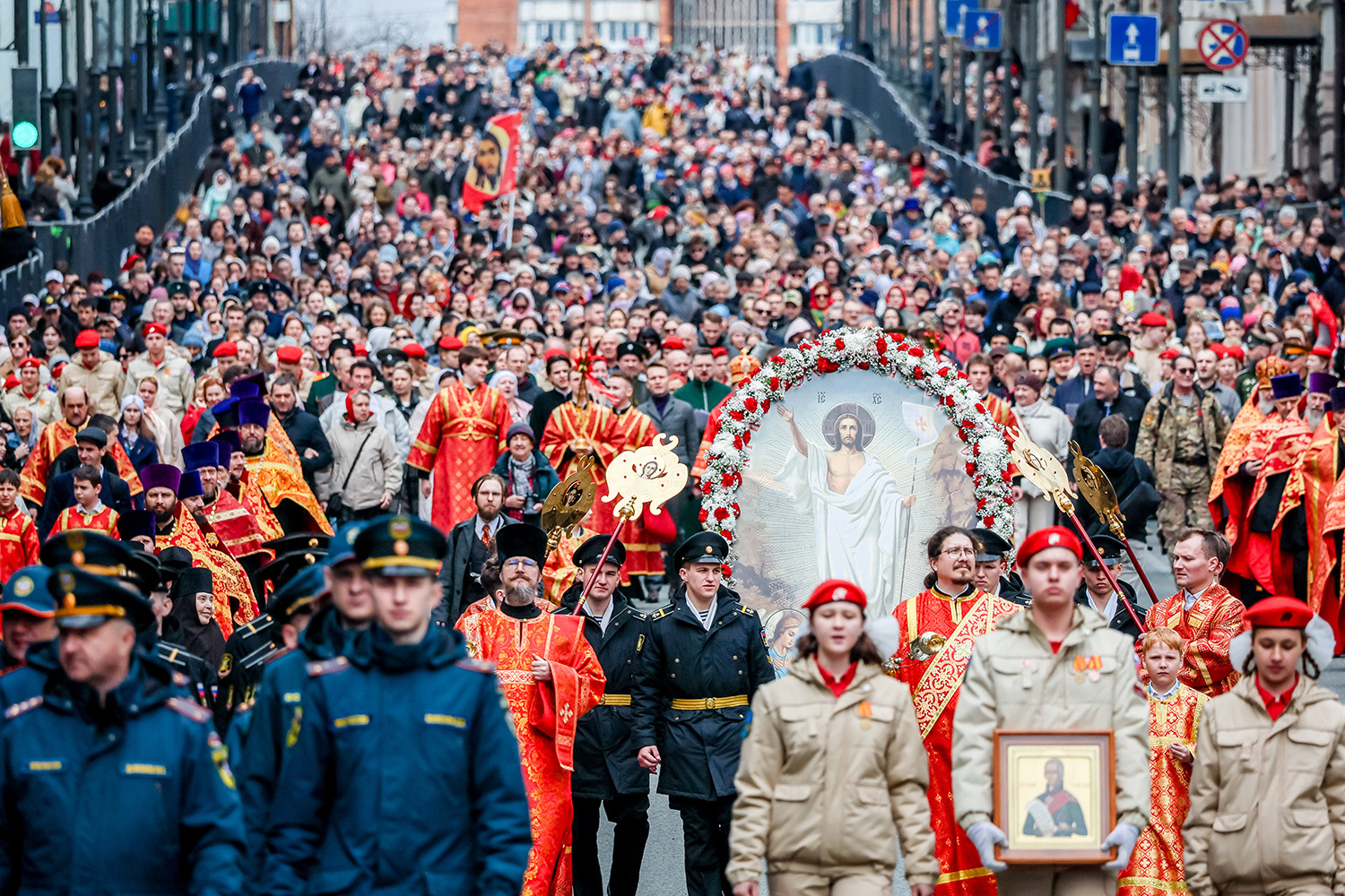 Пасхальный крестный ход, который проходит от Покровского кафедрального собора до Центральной площади во Владивостоке.