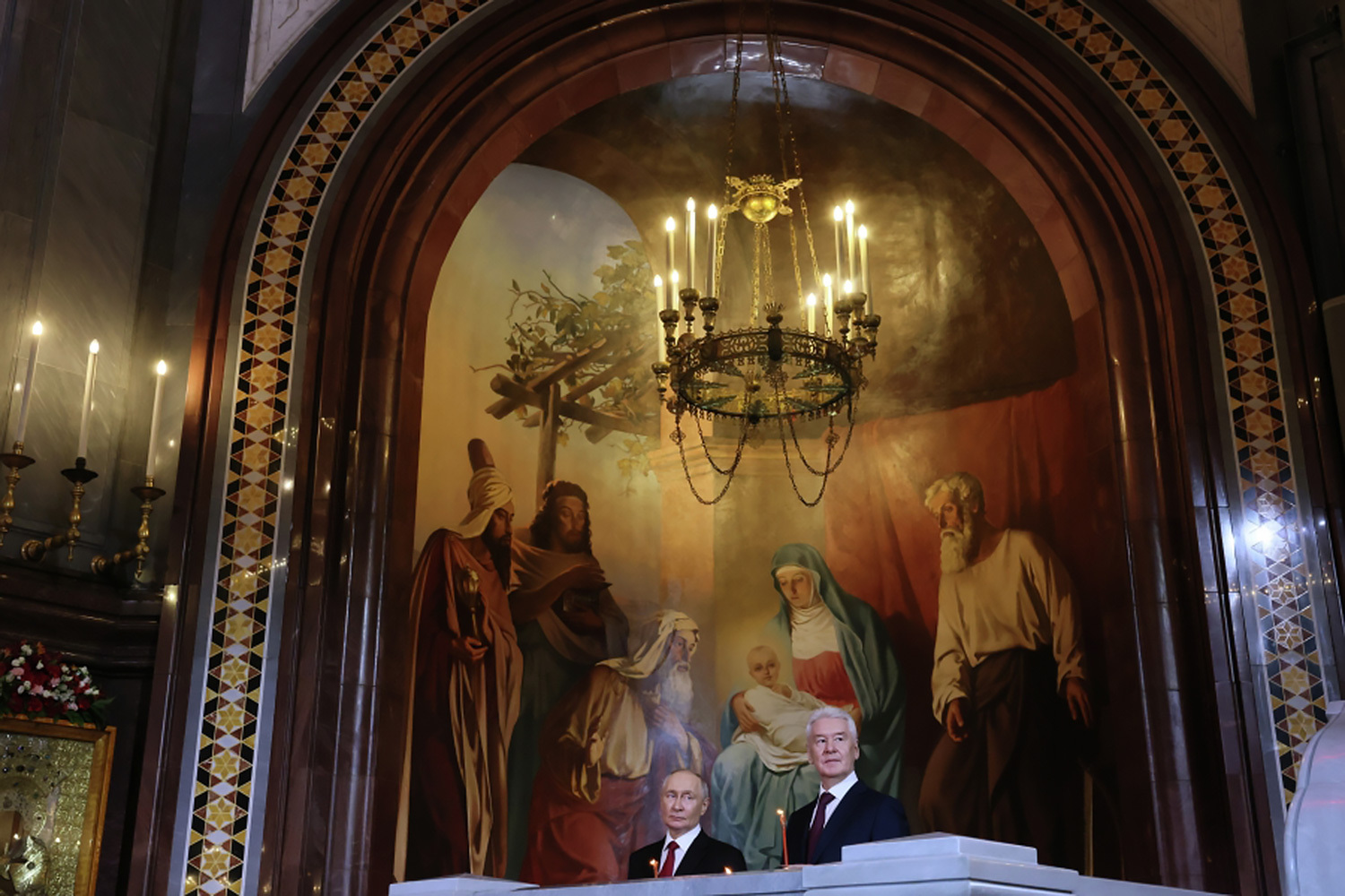 В 2026 г. православная Пасха в России отмечалась 12 апреля. Более 12 700 торжественных богослужений и крестных ходов прошло в свыше чем 7400 населенных пунктах страны.В пасхальную ночь президент России Владимир Путин посетил службу в московском храме Христа Спасителя. Вместе с ним на ночное богослужение приехал мэр столицы Сергей Собянин.