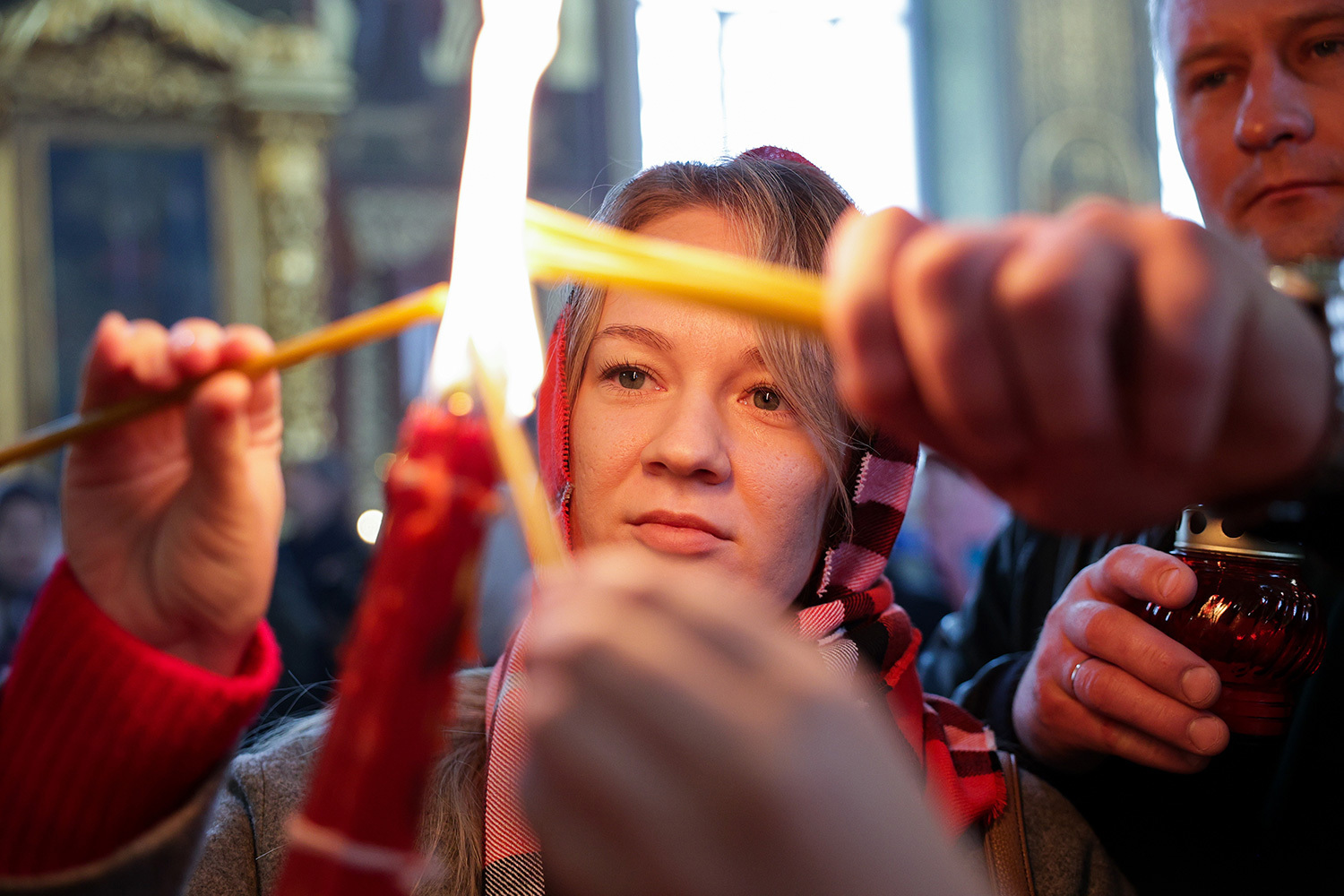 Передача Благодатного огня из Иерусалима в Спасо-Преображенском соборе в Белгороде.
