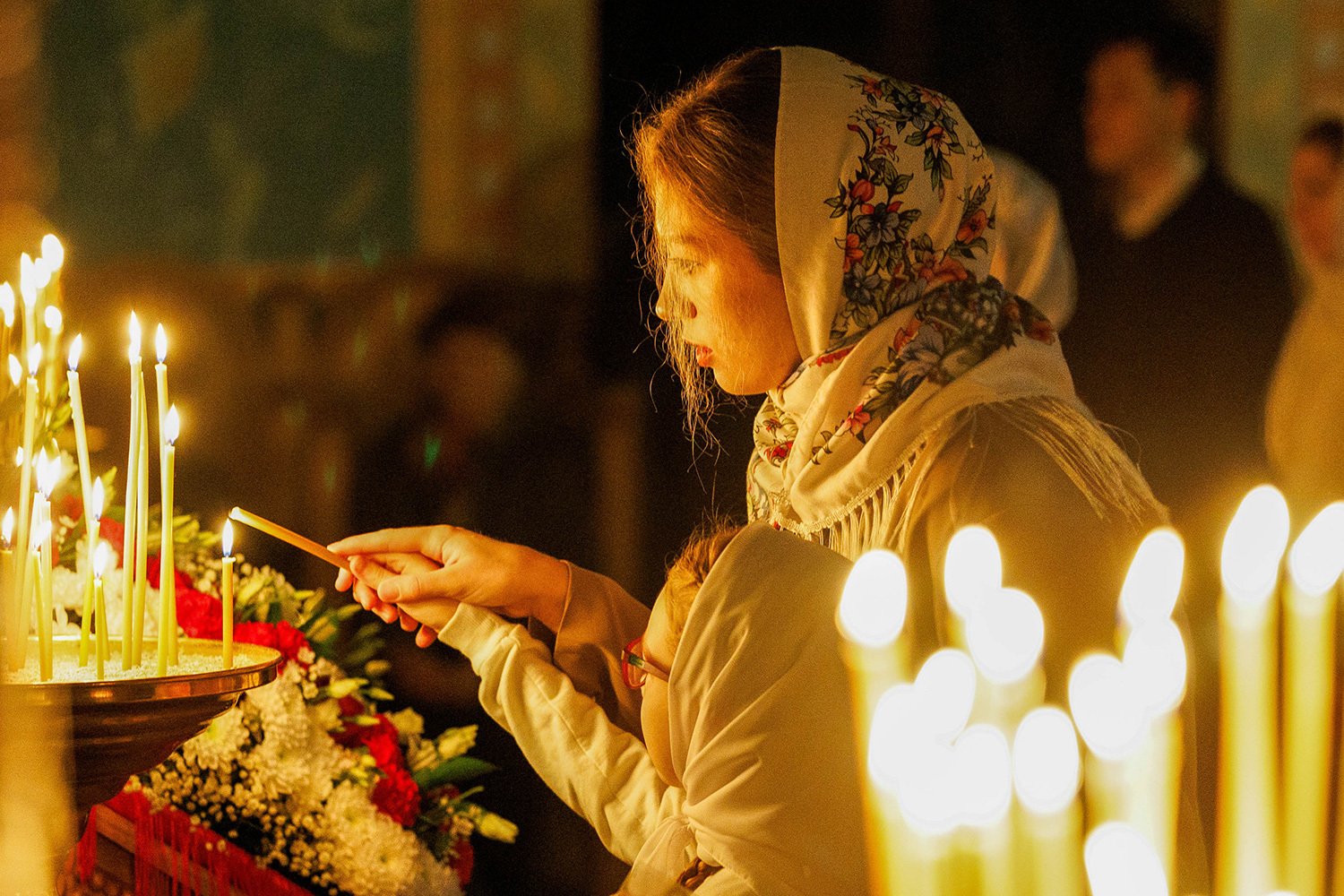 Во время пасхальной службы на территории прихода храма в честь равноапостольных Царя Константина и Царицы Елены.