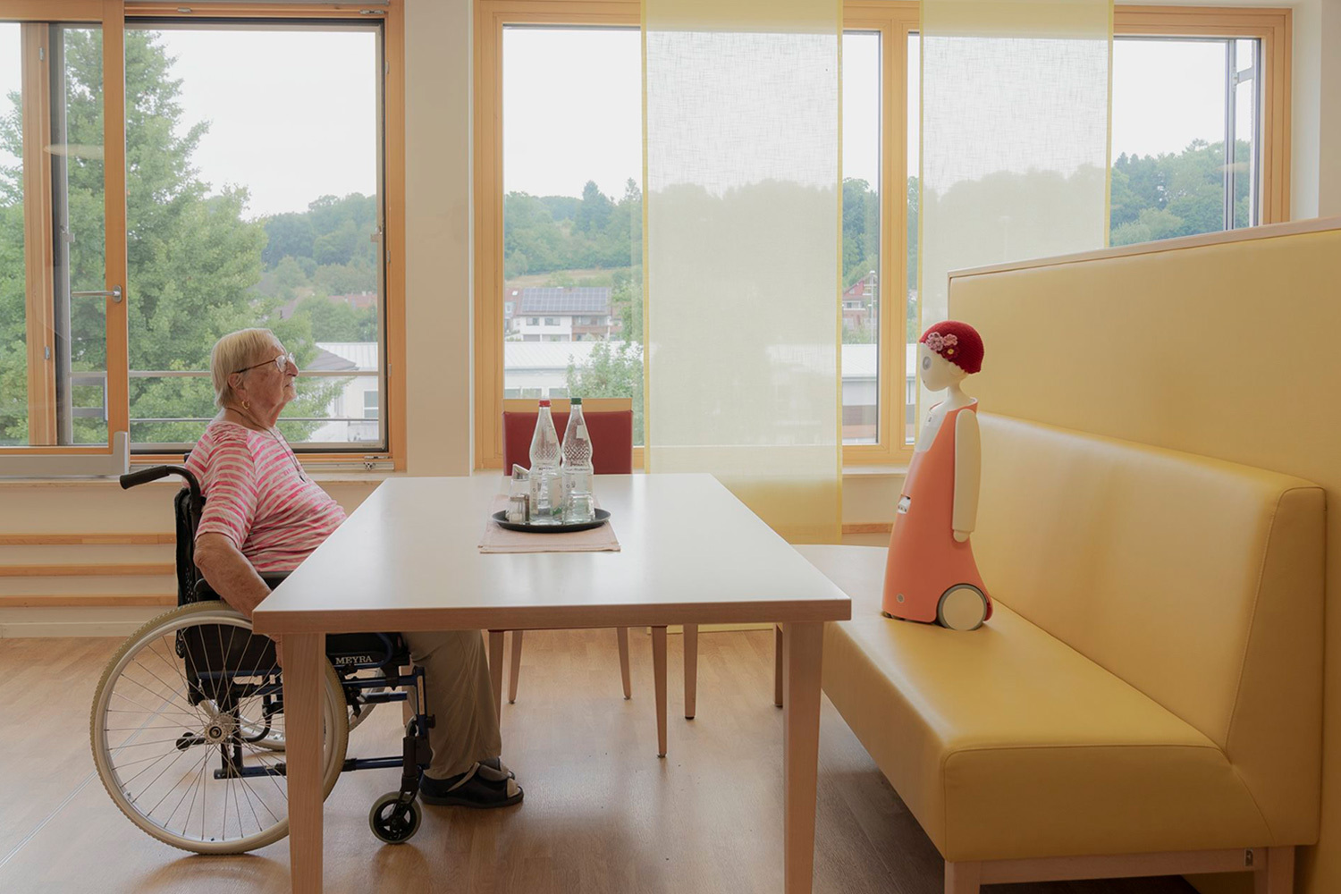 Фонд World Press Photo представил главные кадры года. В рамках 69-го конкурса независимое жюри рассмотрело 57 376 фотографий от 3747 авторов из 141 страны. Объективы камер запечатлели важнейшие черты современной действительности: от климатических проблем и локальных конфликтов до личных историй, за которыми стоят глобальные вызовы. Лучшие работы в категории «Одиночный снимок» из разных регионов – в галерее «Ведомостей».«Эмма – социальный робот», Паула Хорниккель (Европа).Дома престарелых в Германии столкнулись с нехваткой персонала, а каждый пятый постоялец таких учреждений в возрасте 80 лет и старше описывает свое состояние как «крайне одинокое». Чтобы помочь решить эту проблему, в стране приступили к тестированию социальных роботов. Один из них – робот Эмма, разработанный стартапом из Мюнхена. 