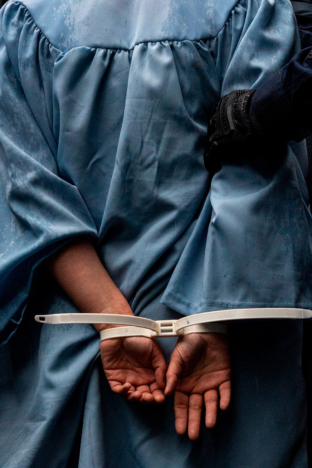 «Пропалестинские протесты в Колумбийском университете», Алекс Кент (Северная и Центральная Америка).Из-за политического давления многие университеты США стали очагами конфликта вокруг свободы слова и независимости учебных заведений. Администрация Дональда Трампа приостановила выделение $400 млн федерального финансирования Колумбийскому университету, чтобы заставить его пресечь протесты в кампусе. Митингующая Джесси Пирс была задержана у места проведения церемонии вручения дипломов.