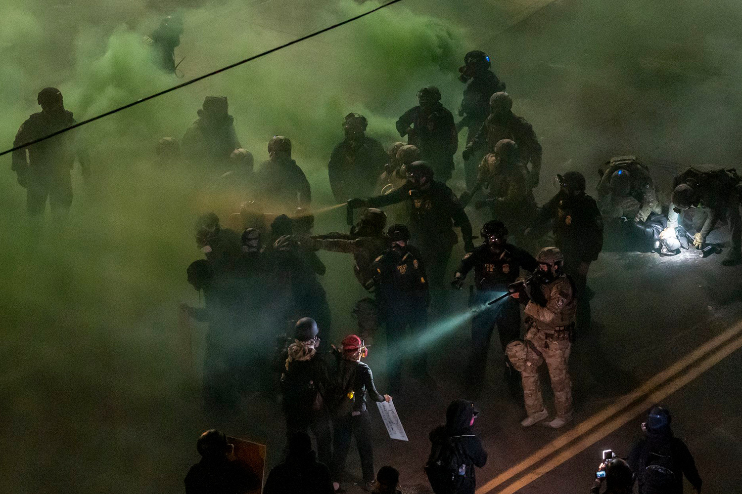 «Протесты против ICE в Портленде», Ян Зонненмэр (Северная и Центральная Америка).Возле отделения Иммиграционной и таможенной полиции (ICE) сотрудники федеральных ведомств вступили в противостояние с демонстрантами. Протесты вспыхнули из-за наращивания масштаба депортаций, инициированного американской администрацией. Портленд – «город‑убежище», где местные правоохранительные органы не сотрудничают с федеральными службами, – стал центром сопротивления.